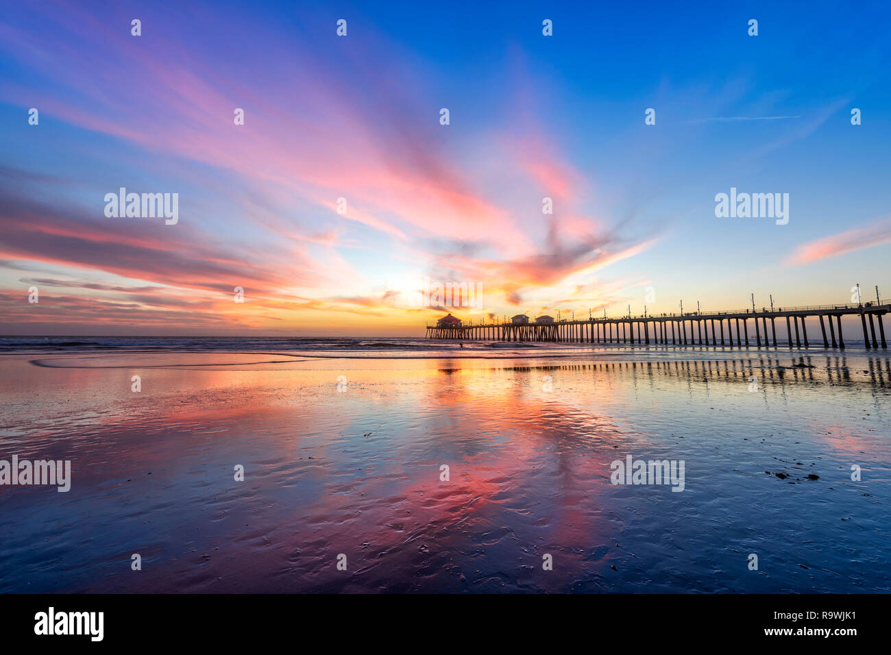 Paysage surréaliste au coucher du soleil au-dessous de l'horizon le long de Huntington Beach, jetant une belle lueur et paysage paisible. Banque D'Images