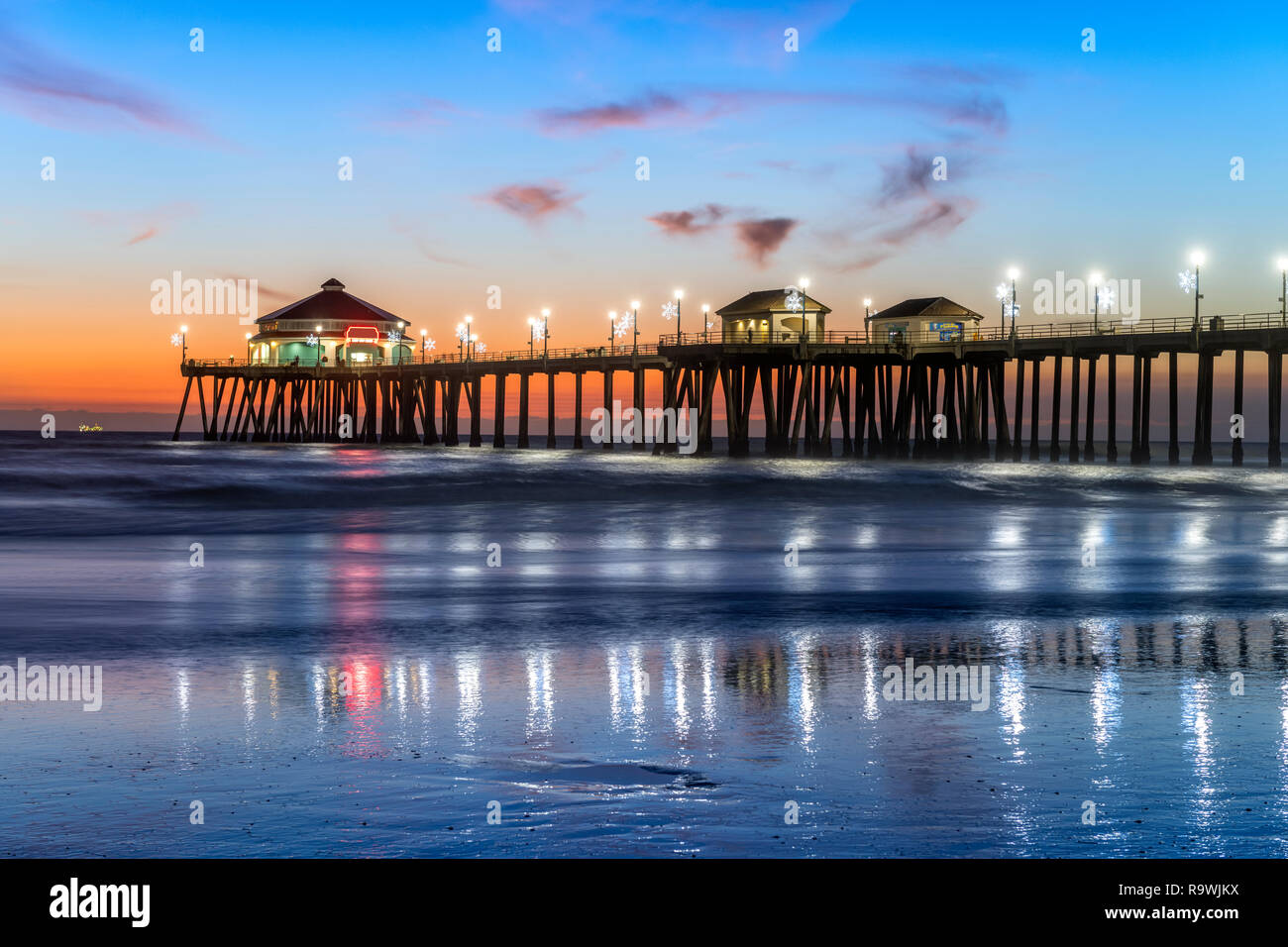 Paysage surréaliste au coucher du soleil au-dessous de l'horizon le long de Huntington Beach, jetant une belle lueur et paysage paisible. Banque D'Images