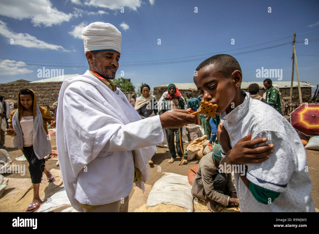 Donnant à la bénédiction de prêtre marché de Lalibela, Ethiopie Banque D'Images