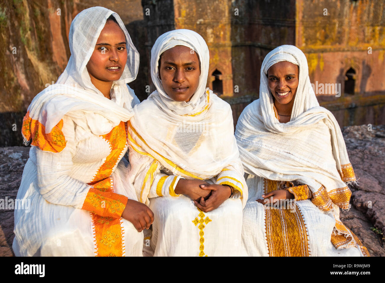 Pèlerins éthiopiens à la rock-cut Eglise de Saint George à Lalibela, Ethiopie Banque D'Images