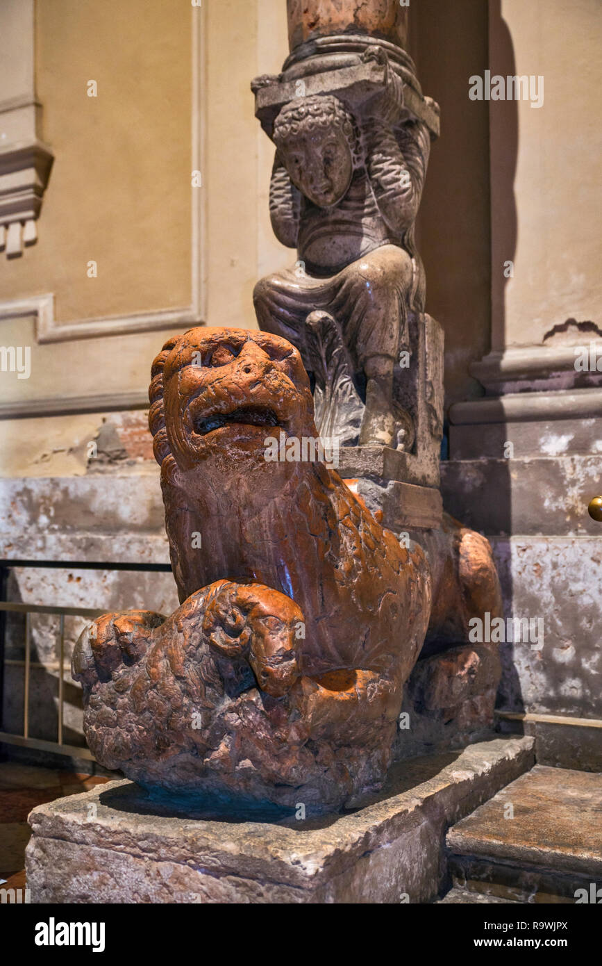 Statue de lion à la Cathédrale de Ferrare (Basilica Cattedrale di San Giorgio) à Ferrare, Emilie-Romagne, Italie Banque D'Images
