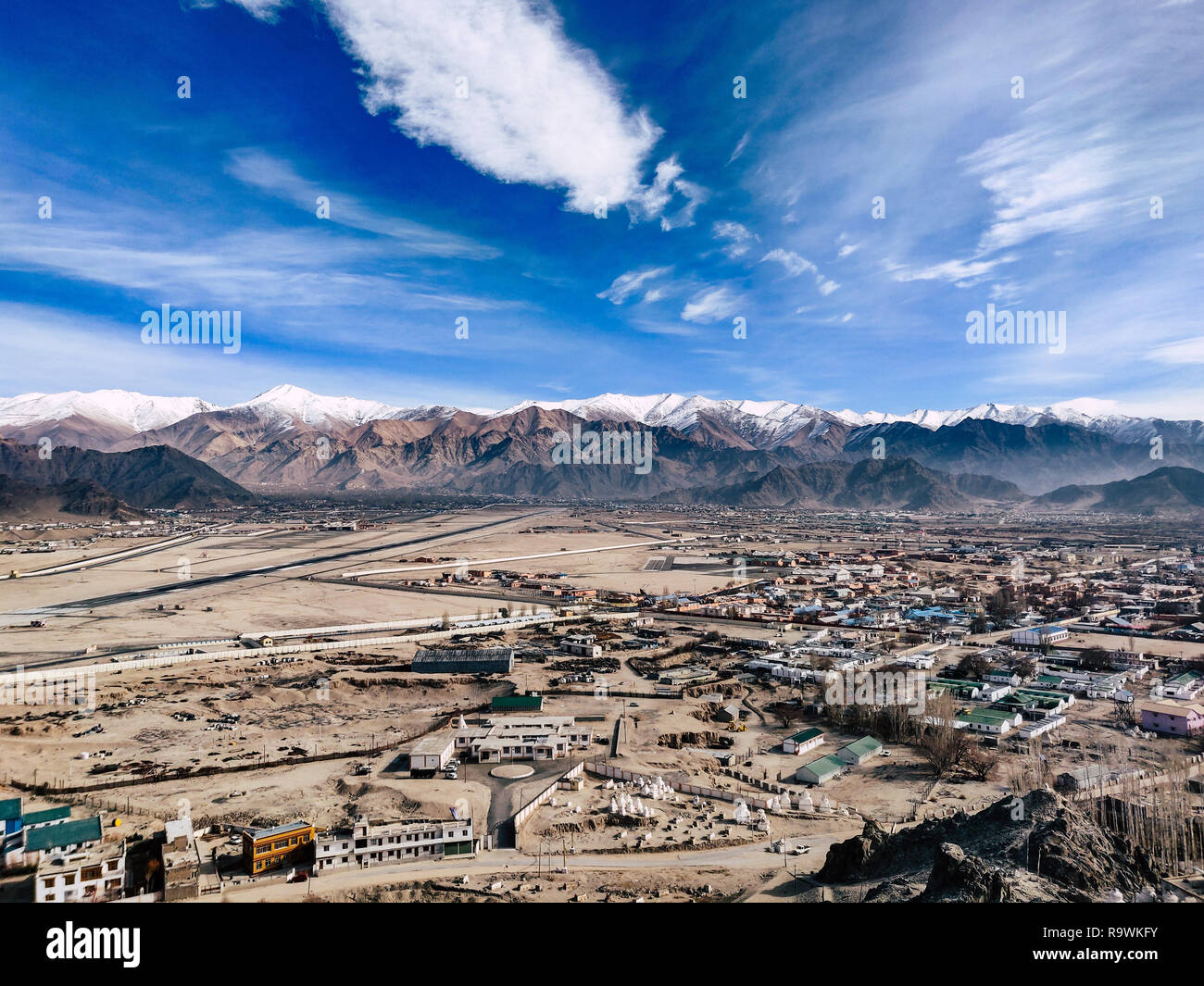 Vue sur la ville de Leh monastère Spituk Banque D'Images