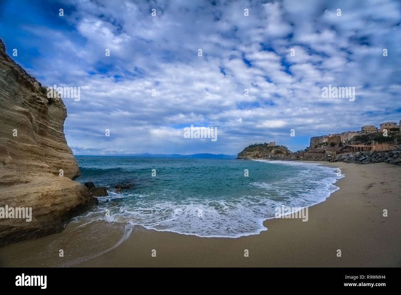 Novembre vide plage de la ville de Tropea, Calabre Banque D'Images