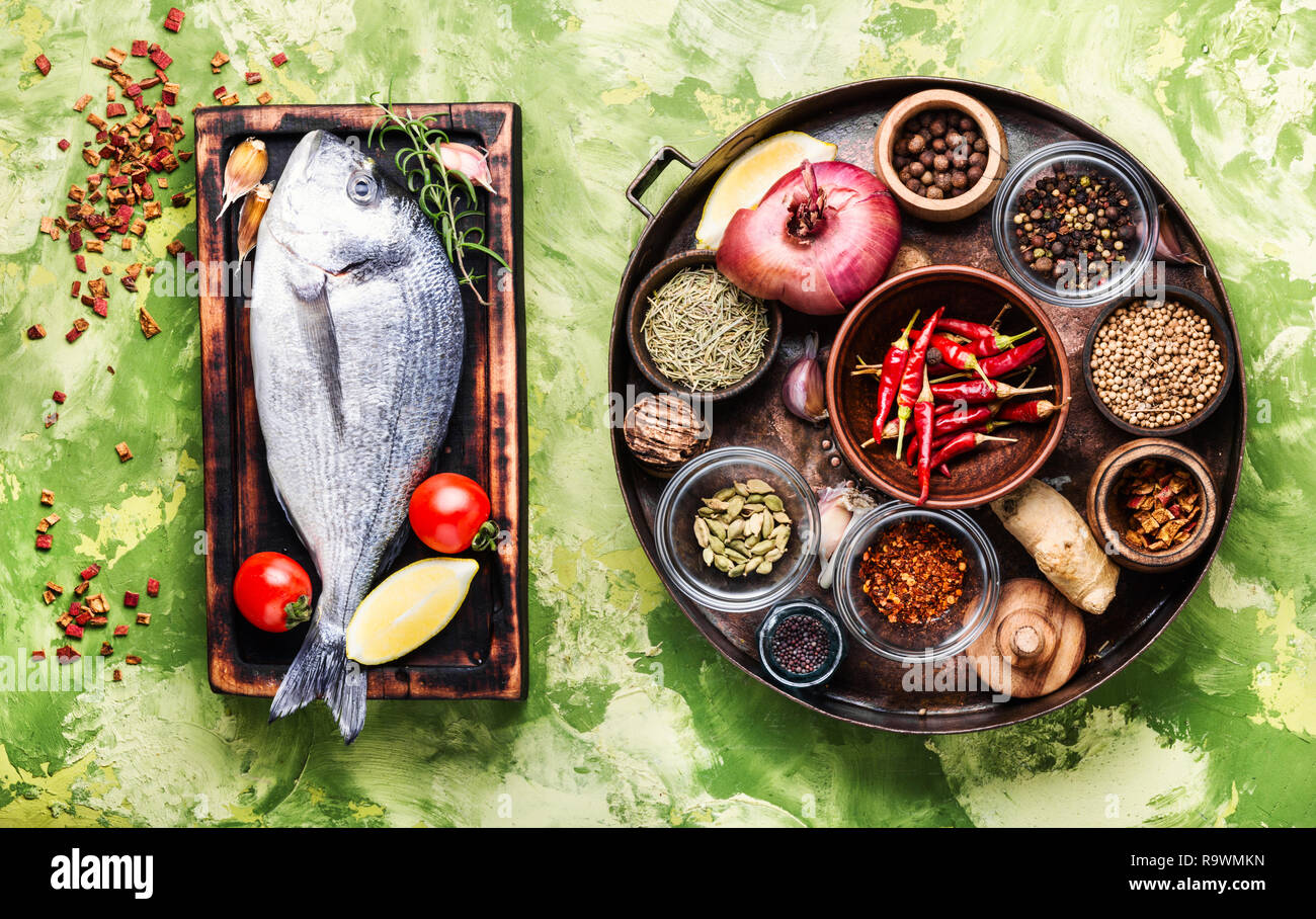 Poissons crus frais dorado avec des ingrédients pour la cuisine Banque D'Images