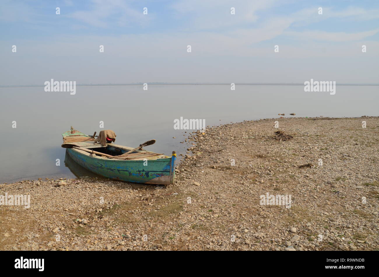 Un bateau au bord du lac Banque D'Images