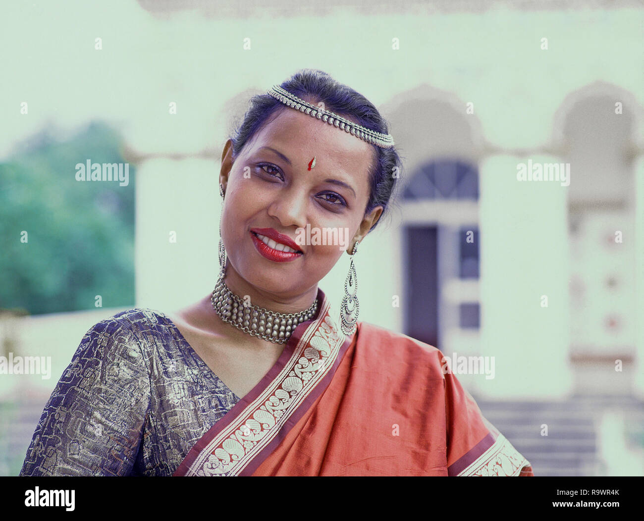 Jeune femme portant sari traditionnel mauricien avec over Shoulder pallu, collier, boucles d'décoratif et bandeau, Maurice, océan Indien Banque D'Images