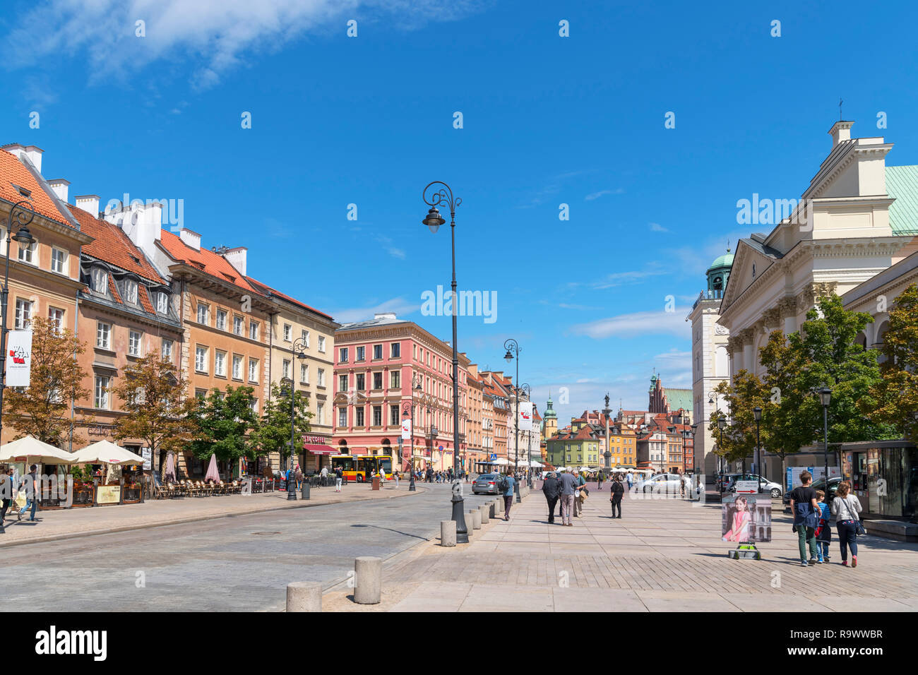 Krakowskie Przedmieście, principal boulevard dans le centre ville, avec l'église Sainte-Anne à droite et en regardant vers la Place du Château, Varsovie, Pologne Banque D'Images
