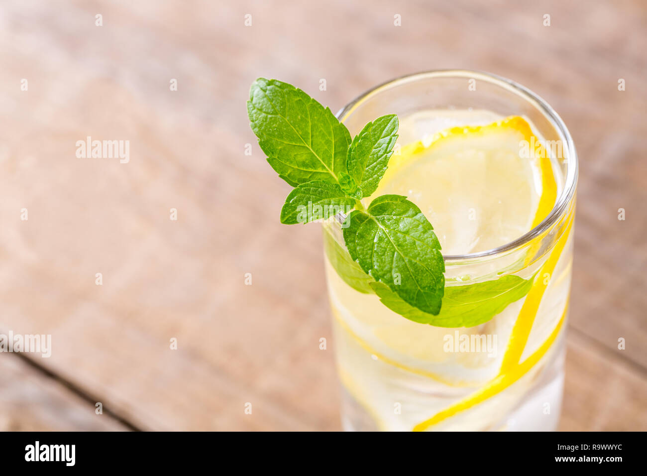 Libre de l'eau douce avec du citron, de la menthe. Banque D'Images