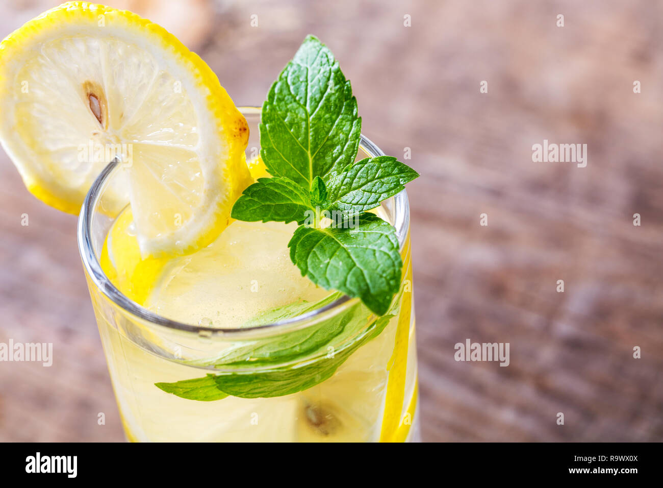 Libre de l'eau douce avec du citron, de la menthe. Banque D'Images