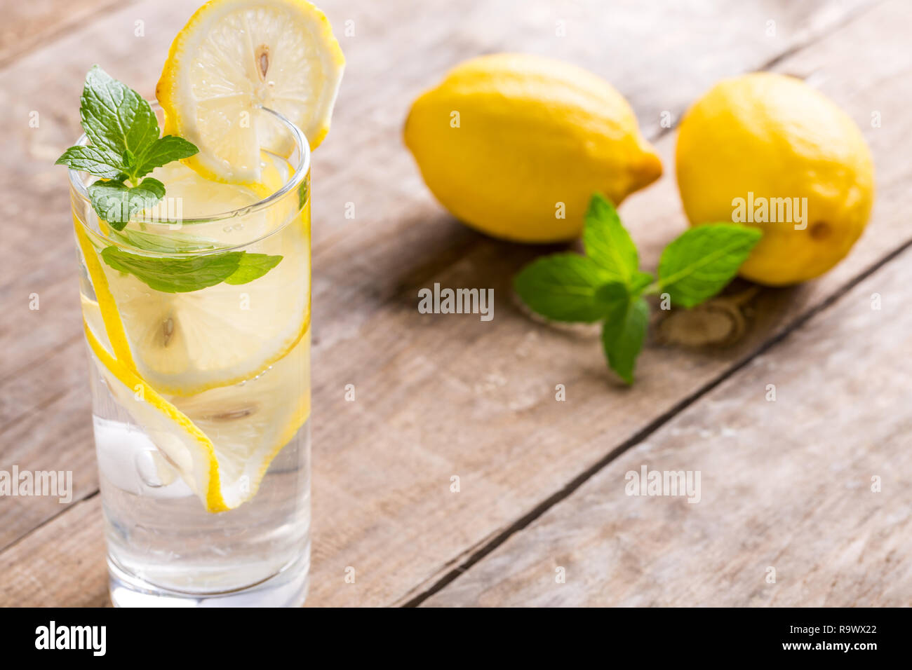 L'eau de citron avec des citrons frais et vert menthe sur tableau Banque D'Images