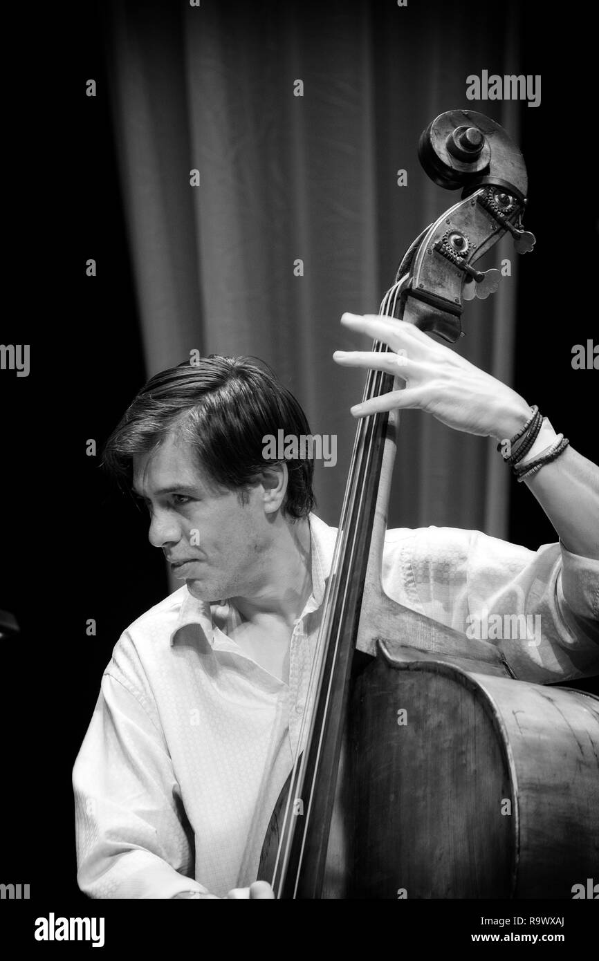 Chris Dodds joue la contrebasse avec Polly Gibbons Quartet Jazz Festival 2017, Scarborough Banque D'Images