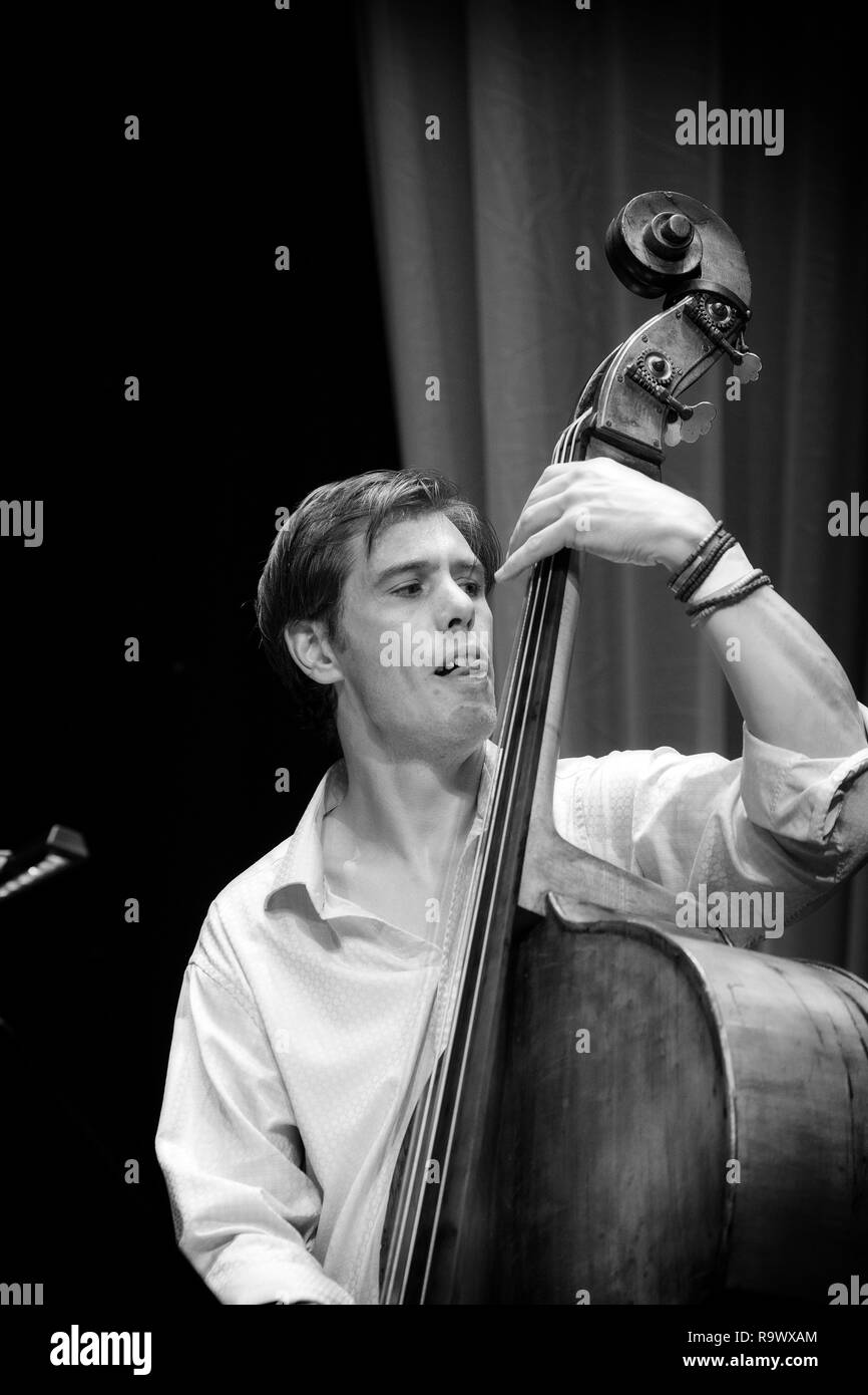 Chris Dodds joue la contrebasse avec Polly Gibbons Quartet Jazz Festival 2017, Scarborough Banque D'Images