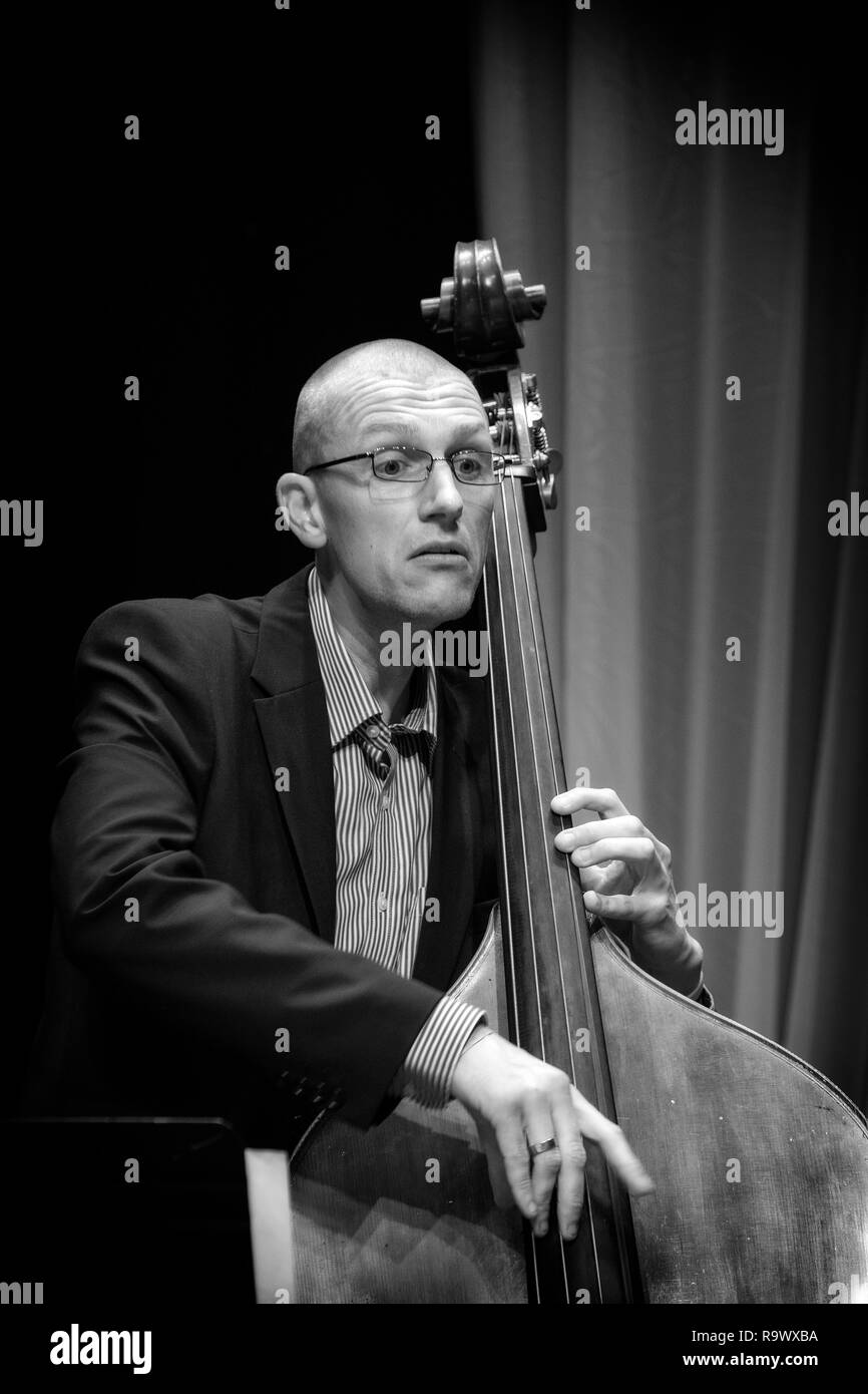 Paul Baxter joue de la contrebasse avec sept pièces d'argent, Festival de Jazz 2017 Scarborough Banque D'Images