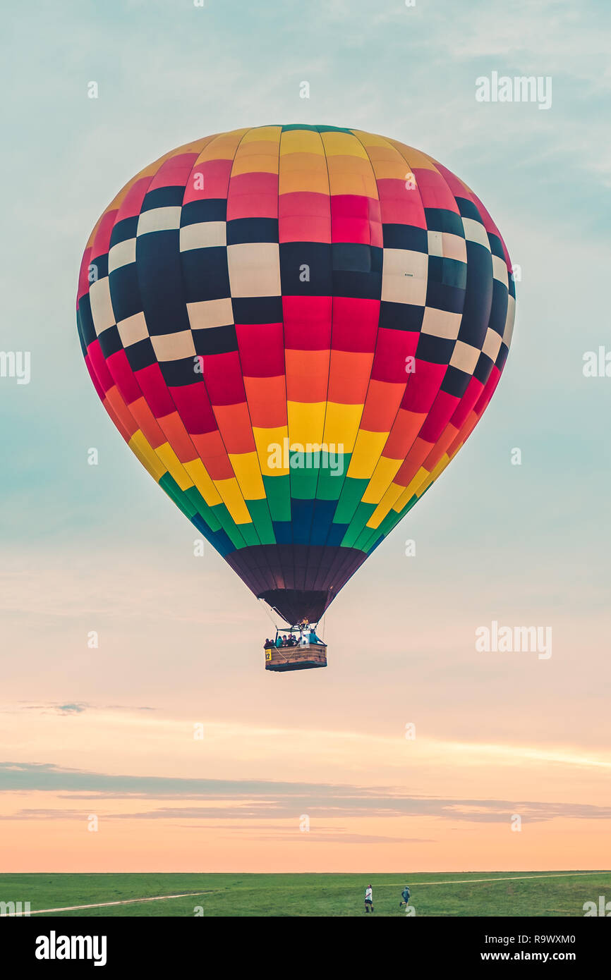 Hot Air Balloon prend son envol au lever du soleil, à un festival de montgolfières dans l'Iowa Banque D'Images