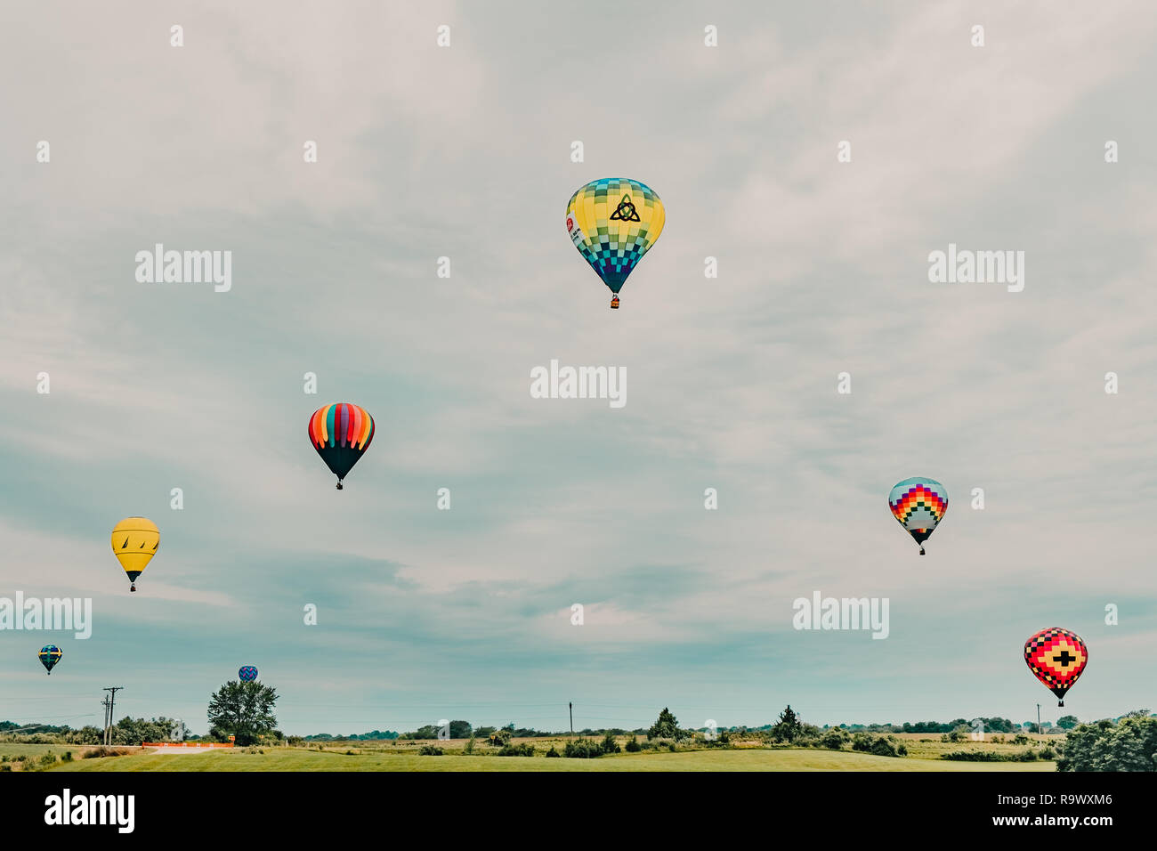 Montgolfières prennent leur envol au lever du soleil, à un festival de montgolfières dans l'Iowa Banque D'Images