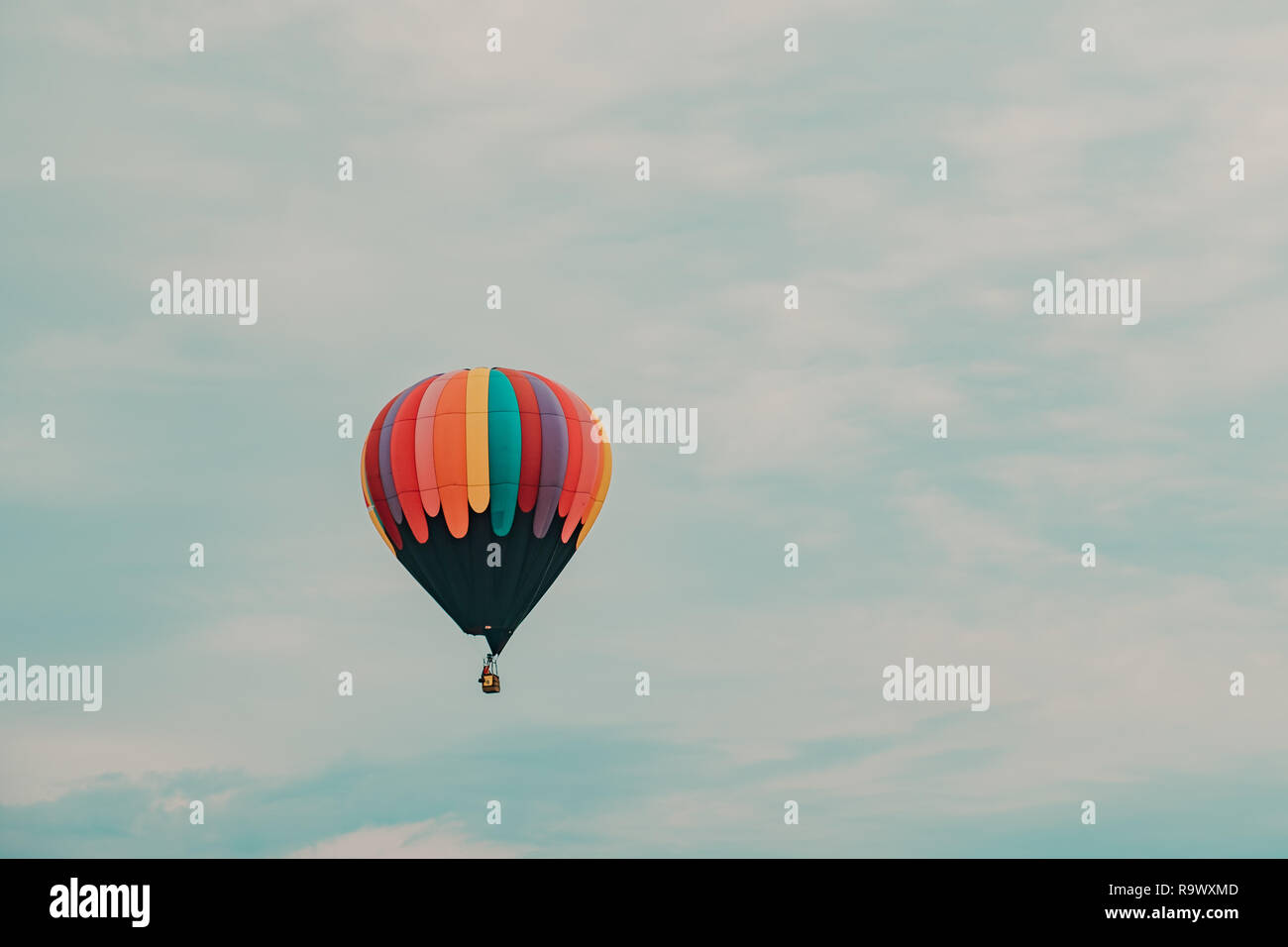 Hot Air Balloon prend son envol au lever du soleil, à un festival de montgolfières dans l'Iowa Banque D'Images