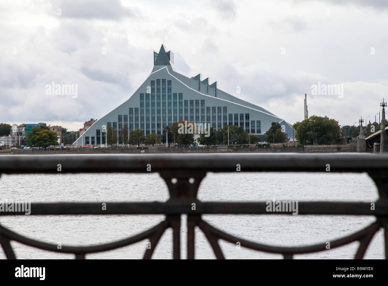 La Bibliothèque nationale de Lettonie. Cityscape à compter du 11 novembre avec remblai de la Bibliothèque nationale de Lettonie à Riga. 11 novembre pont remblai balustrades et Nati Banque D'Images