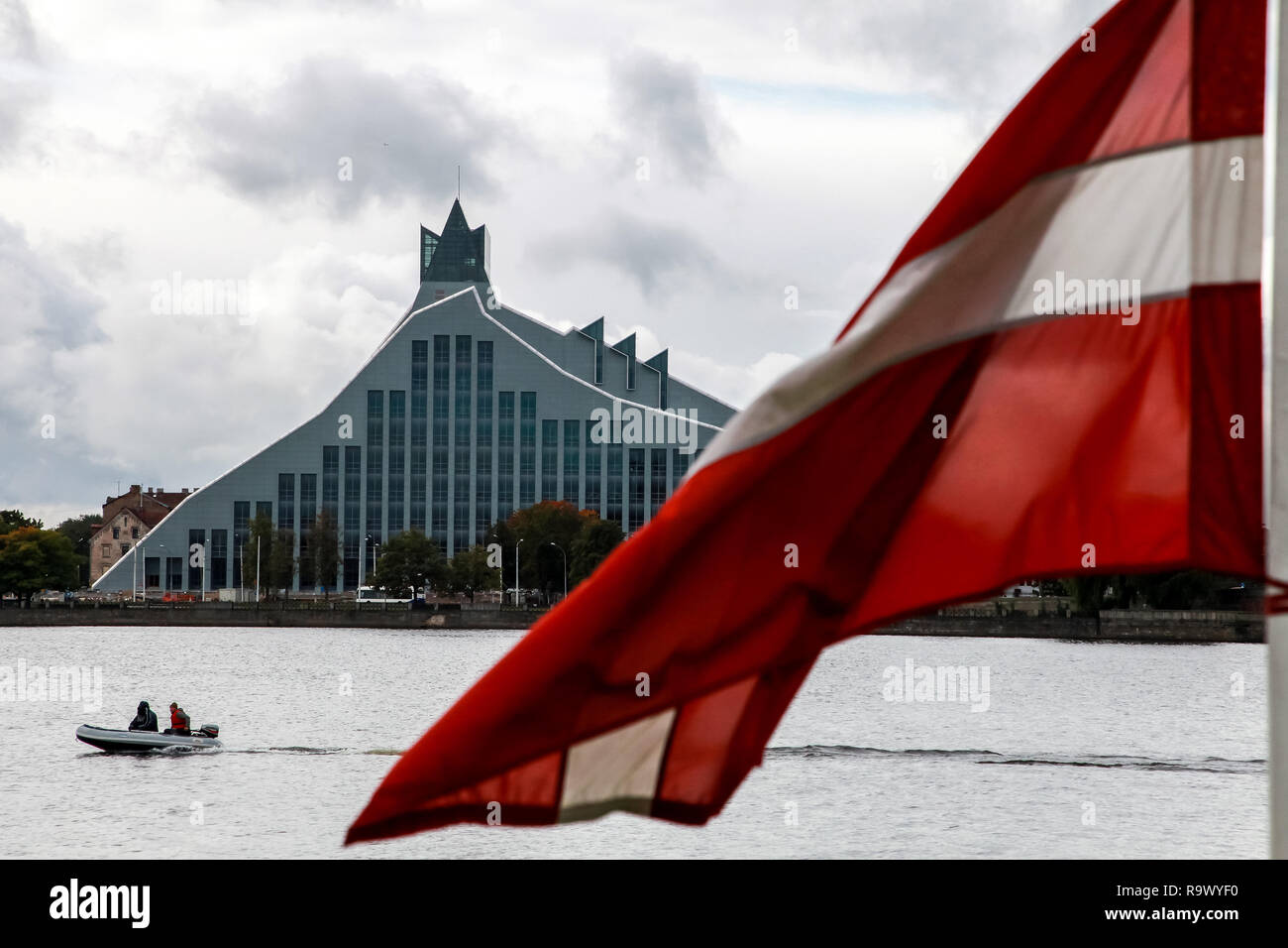 La Bibliothèque nationale de Lettonie. Cityscape à compter du 11 novembre avec remblai de la Bibliothèque nationale de Lettonie, la Lettonie drapeau et bateau à moteur dans Riga. Daugava et N Banque D'Images