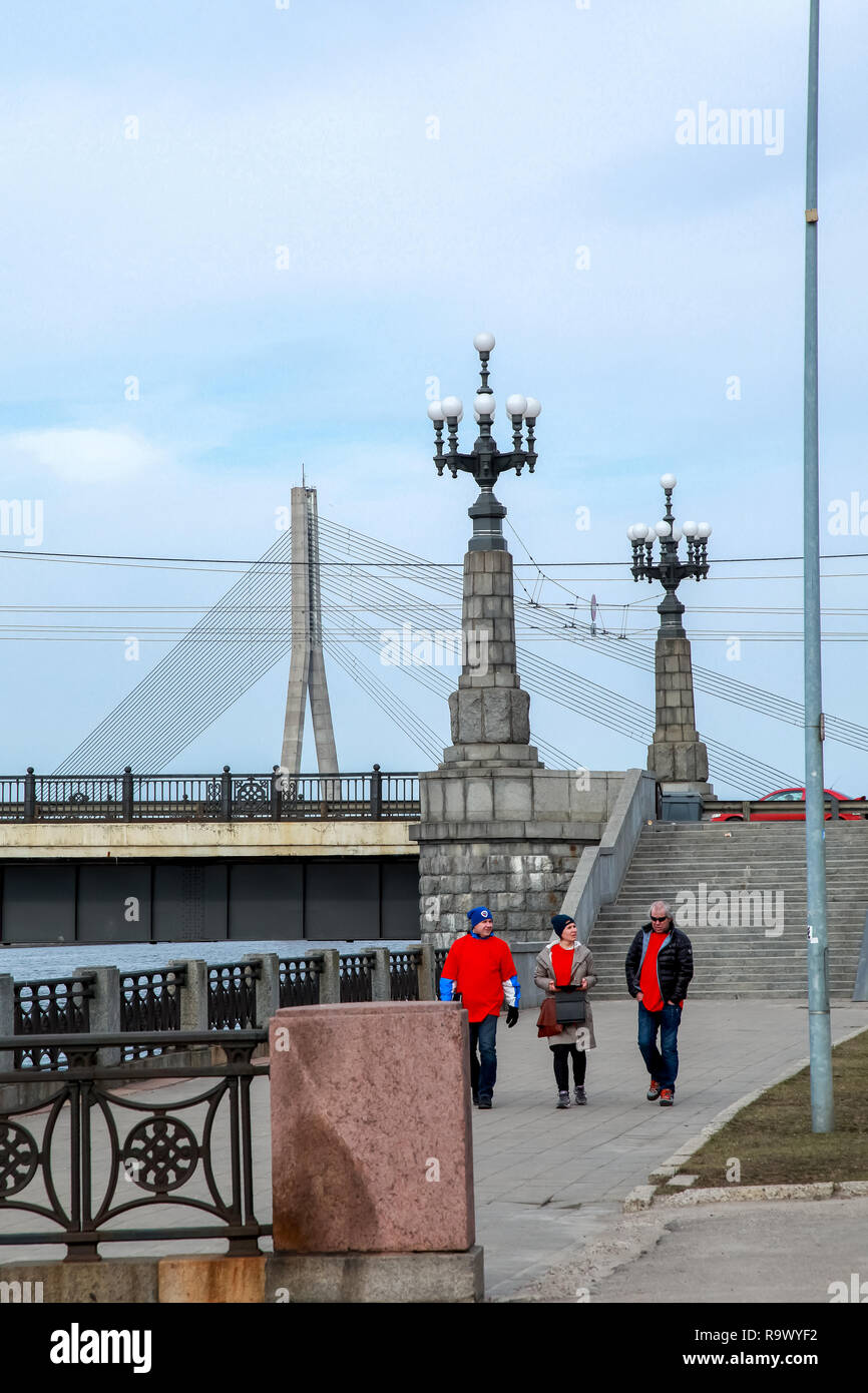 Vue sur le pont Akmens du 11 novembre. Escalier pour le pont de pierre et des lanternes à Riga, Lettonie. Derrière le pont Akmens- Vansu Banque D'Images