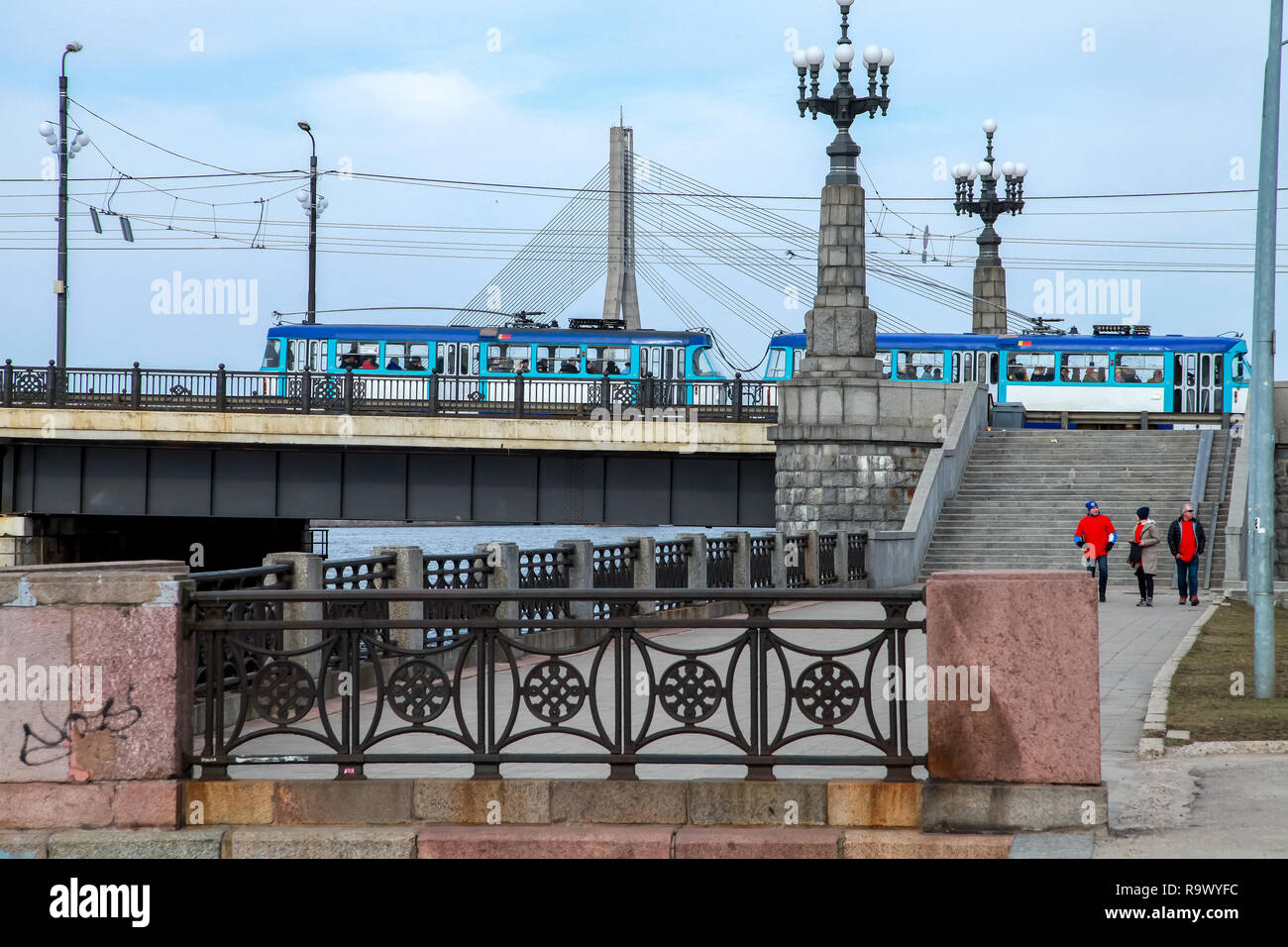 Vue sur le pont Akmens du 11 novembre. Escalier pour le pont de pierre et des lanternes à Riga, Lettonie. Derrière le pont Akmens- Vansu Banque D'Images