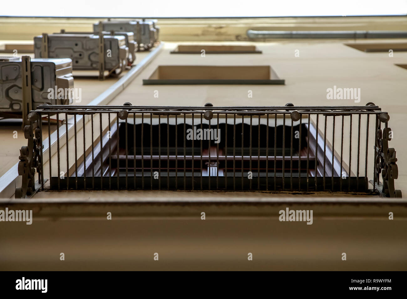 Maison vue du bas vers le ciel. Chambre avec air conditionné dans la vieille ville de Riga, Lettonie. Accueil balcon à partir de ci-dessous. Banque D'Images