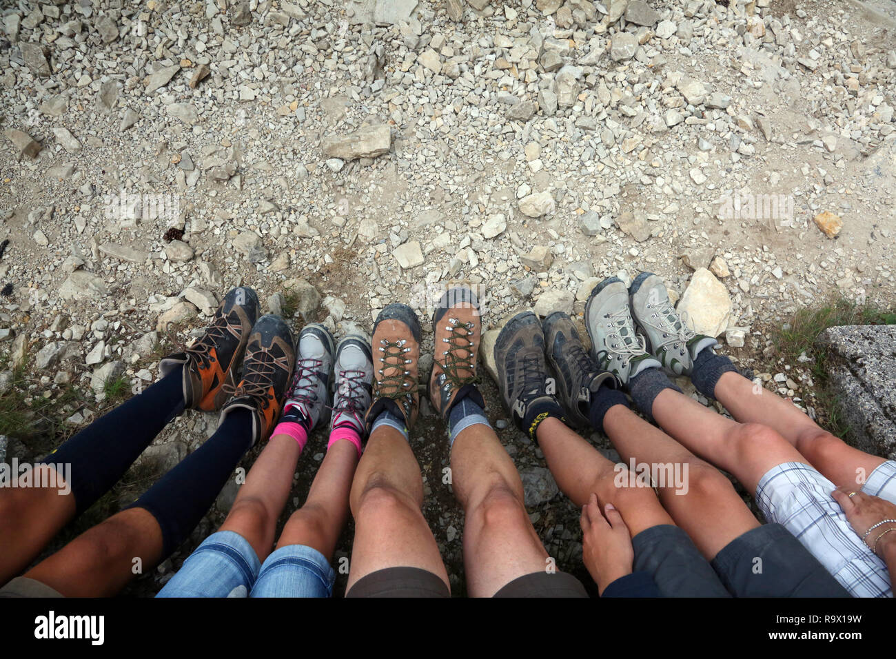 Famille de cinq avec bottes rock mountain en se reposant après l'aventure Banque D'Images