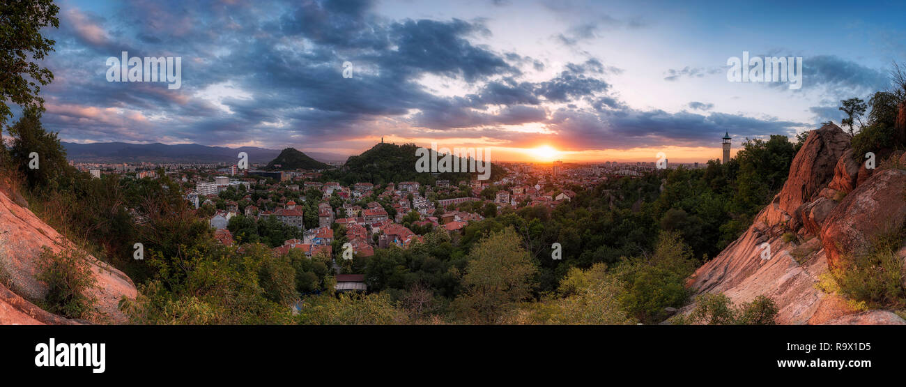 Coucher du soleil d'été plus de Plovdiv, Bulgarie, capitale européenne de la culture 2019 et la plus vieille ville en vie en Europe. Photo de l'une des collines de la ville Banque D'Images