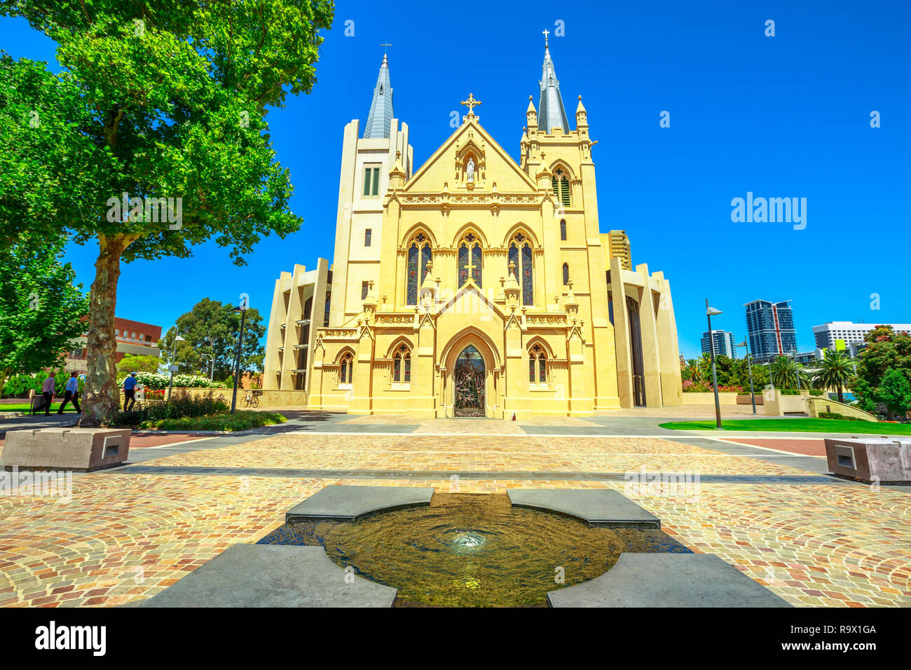 Vue de face de la cathédrale St Mary à Perth, Australie occidentale. Cathédrale de l'Immaculée Conception de la Bienheureuse Vierge Marie avec soleil et ciel bleu. Banque D'Images
