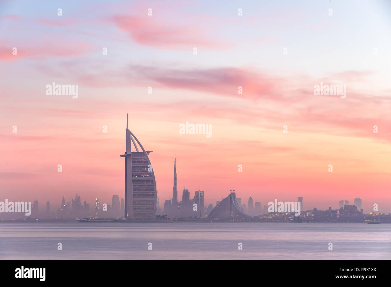 Vue imprenable sur les toits de Dubaï Jumeirah Beach au centre-ville  éclairée avec des couleurs pastel chaudes lever du soleil. Dubaï, Émirats  arabes unis Photo Stock - Alamy