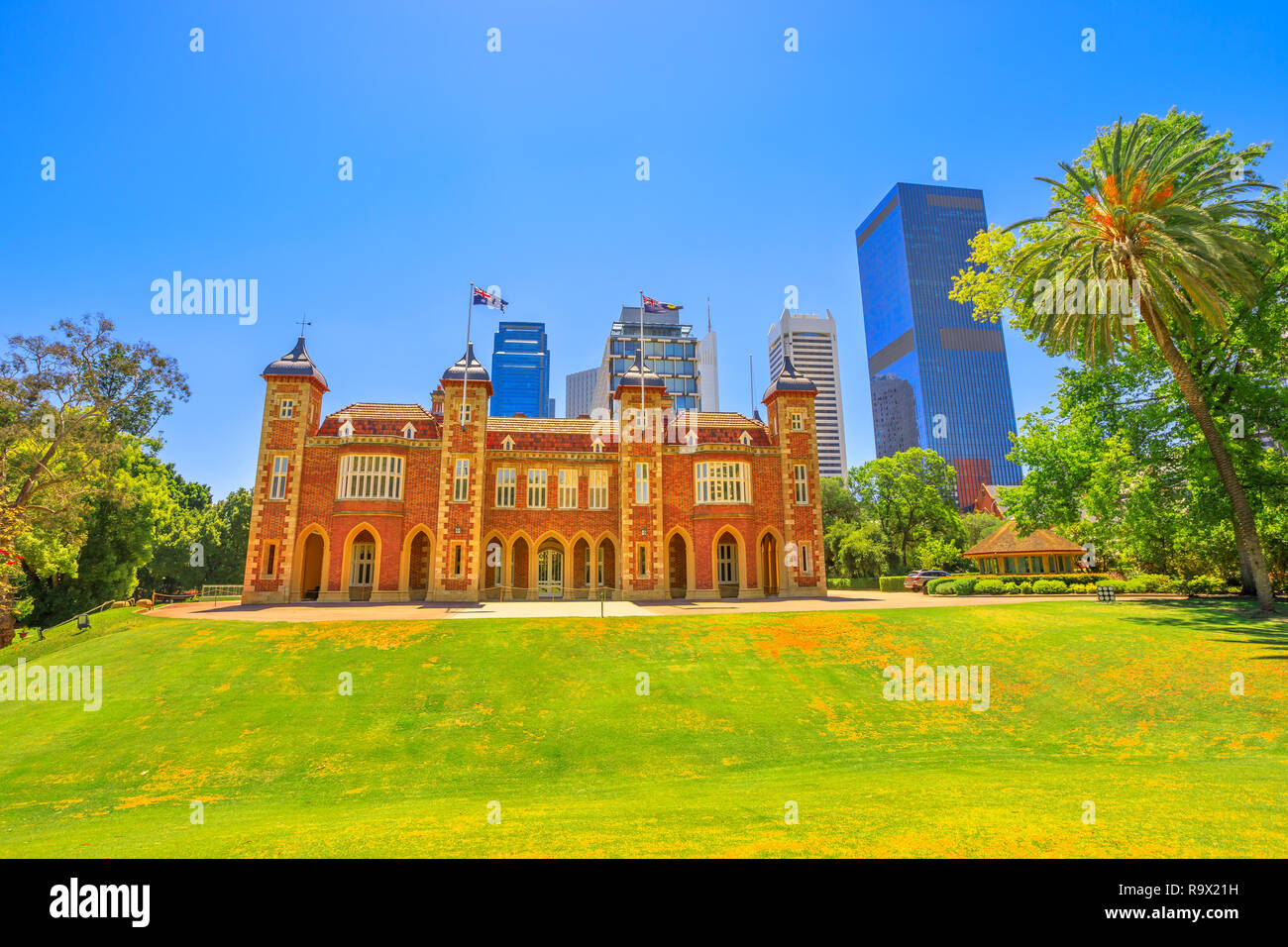 La résidence du front de l'est de Perth, Australie occidentale. La résidence du gouverneur de WA est situé entre St Georges Terrace, Stirling jardins et jardins de la Cour suprême. Ciel bleu avec copie espace. Banque D'Images