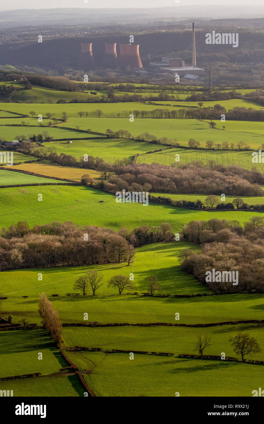 Voir d'Ironbridge Power Station dans le Shropshire, Angleterre, prise depuis le sommet de la colline Wrekin. Des champs verts, de l'agriculture locale, dans l'avant-plan. Banque D'Images