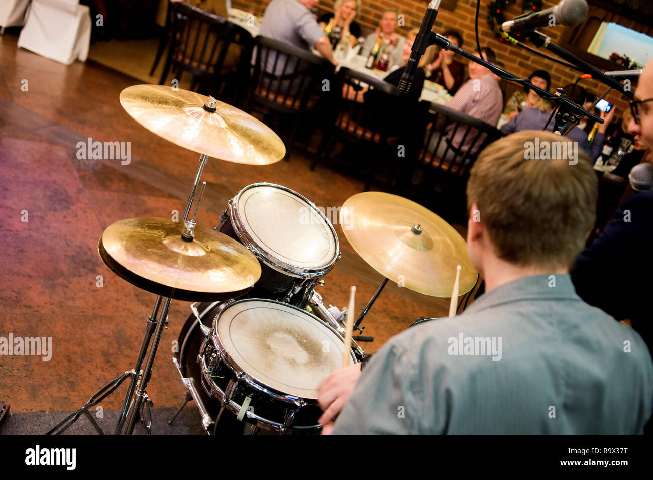 Le batteur dans le hall, de la musique live au restaurant, jouer de la  batterie Photo Stock - Alamy