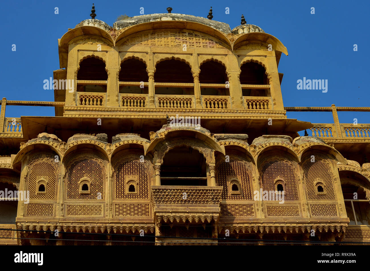 Rajasthani haveli traditionnel avec une fenêtre décorée de Patwon Ki Haveli à Jaisalmer, Rajasthan, Inde. Banque D'Images