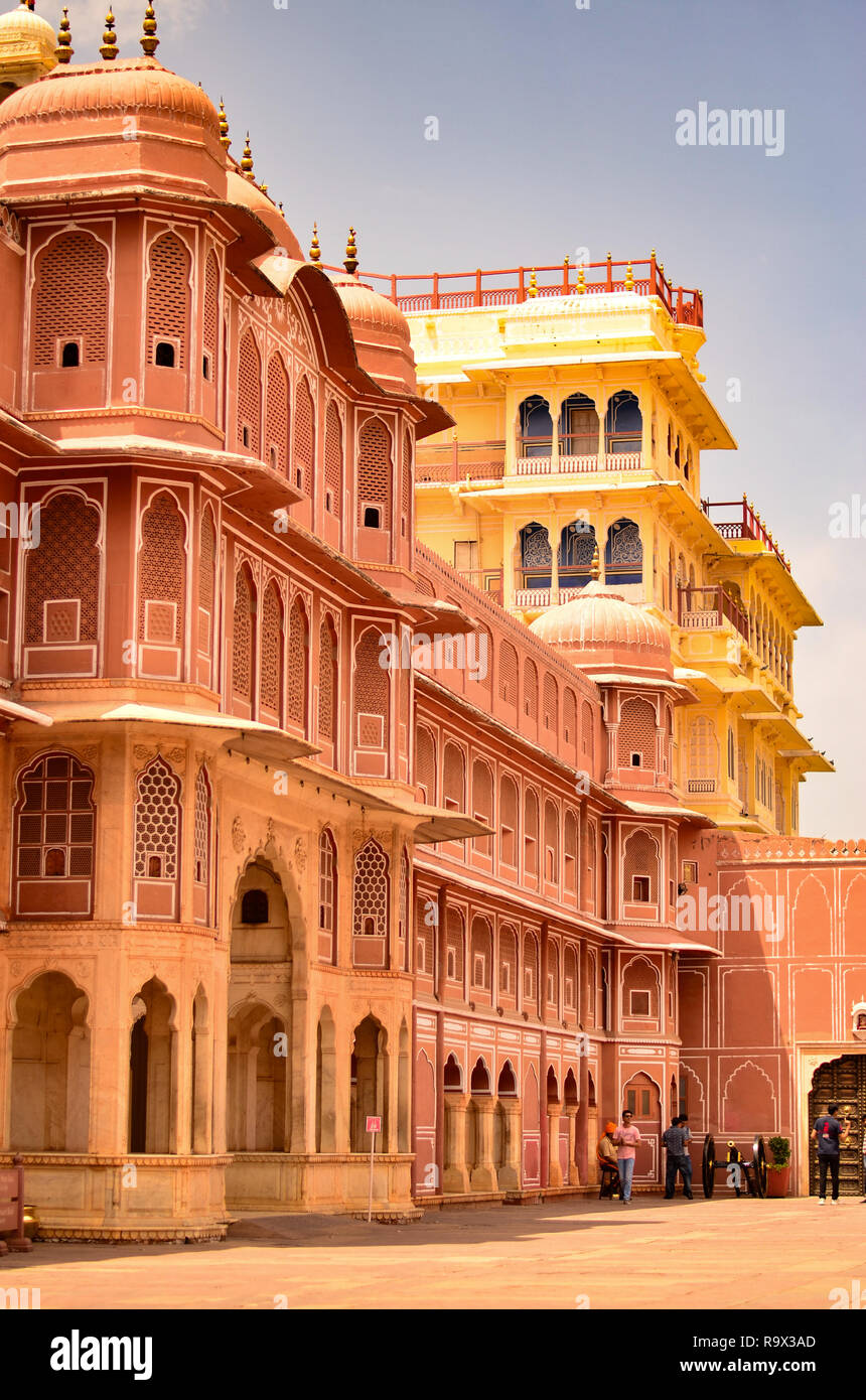 L'article de palais de la ville, qui comprend le Chandra Mahal et Mubarak Mahal palais et autres bâtiments, est un complexe de palais de Jaipur, Rajasthan, Inde Banque D'Images