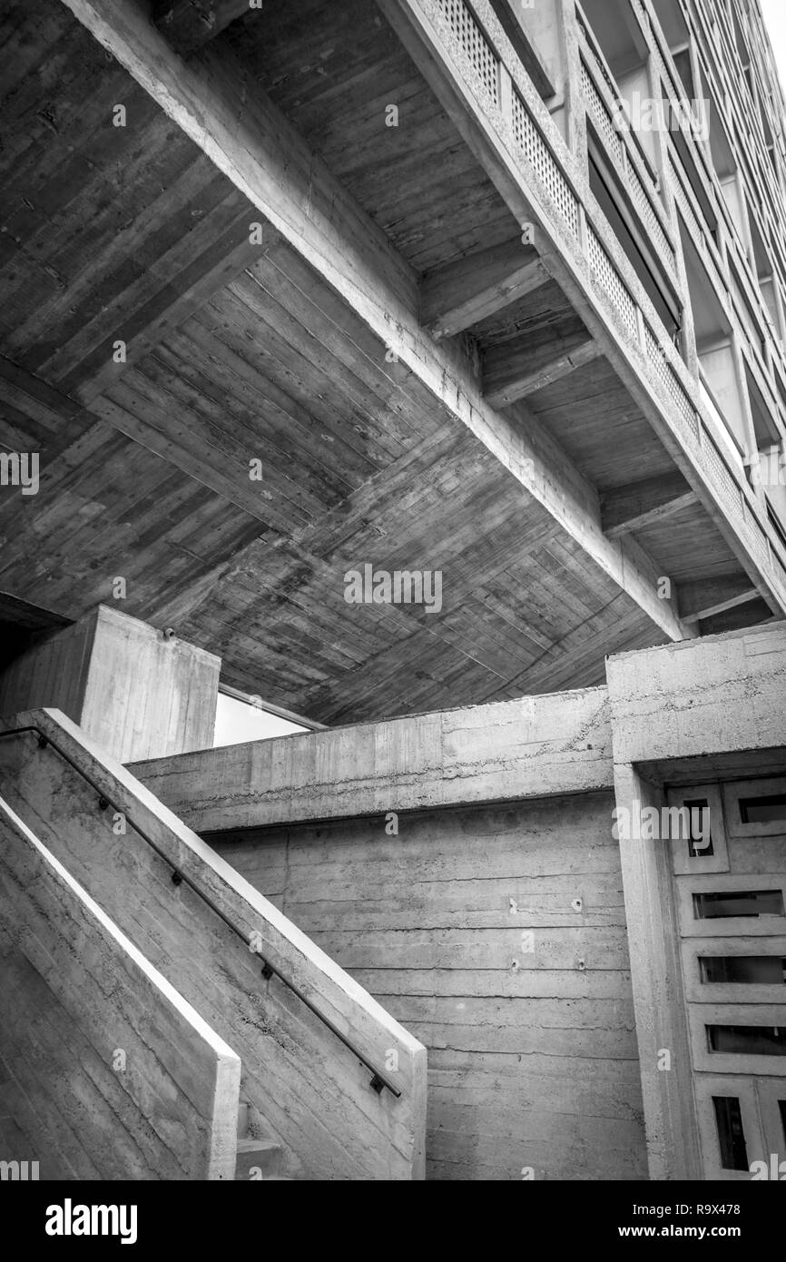 Formé d'escalier en béton de Le Corbusier en unite d'habitation développement immobilier Marseille, sud de la France, France Banque D'Images