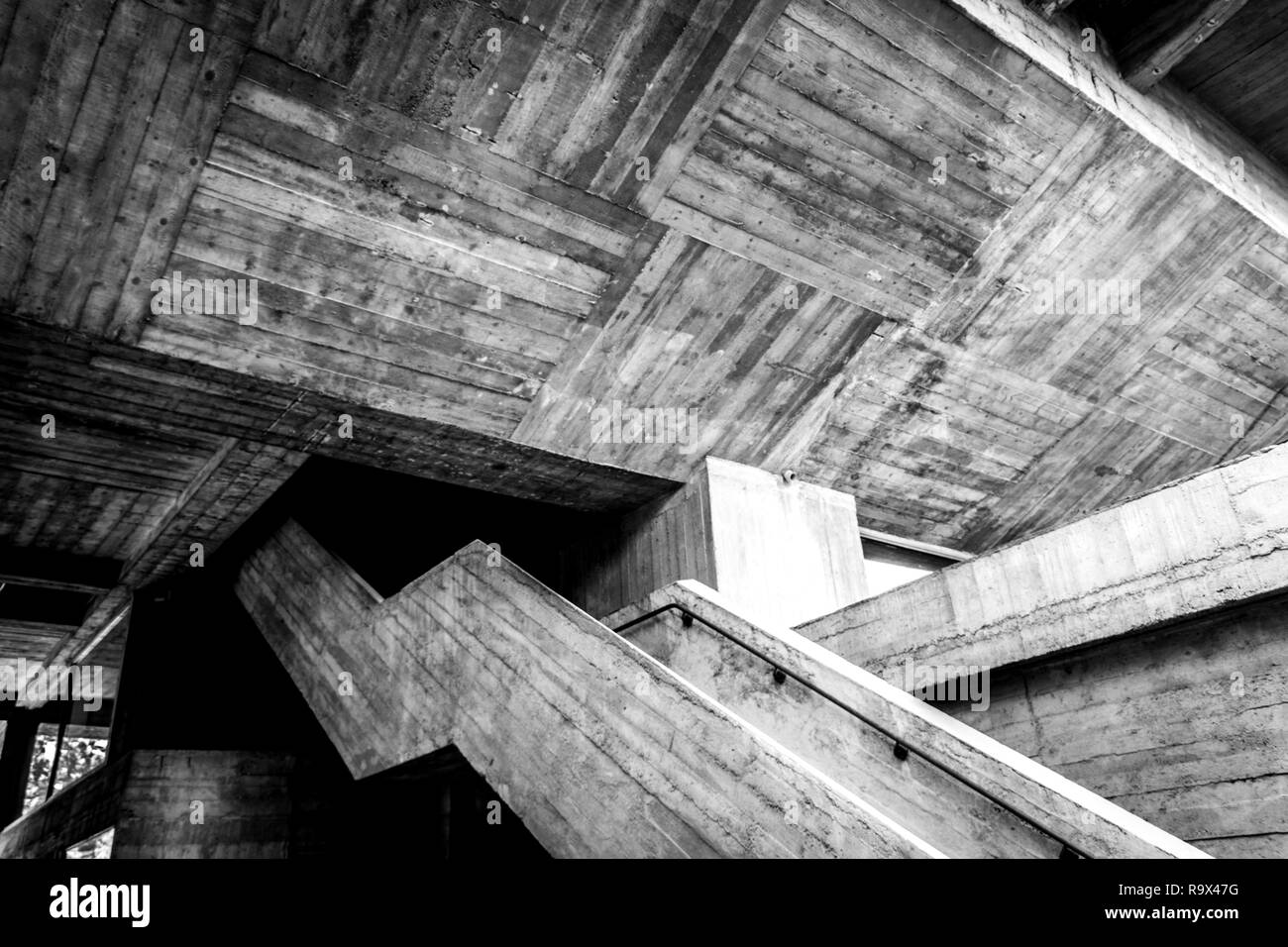 Formé d'escalier en béton de Le Corbusier en unite d'habitation développement immobilier Marseille, sud de la France, France Banque D'Images