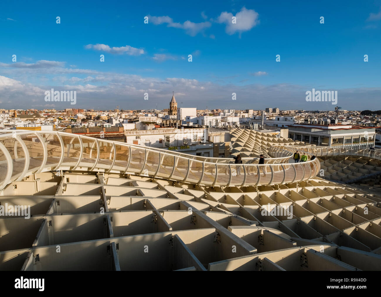 Le Metropol Parasol dans le vieux quartier historique de Séville, en Espagne, est une grande structure en forme de champignon en bois populaires auprès des touristes à la ville. Banque D'Images