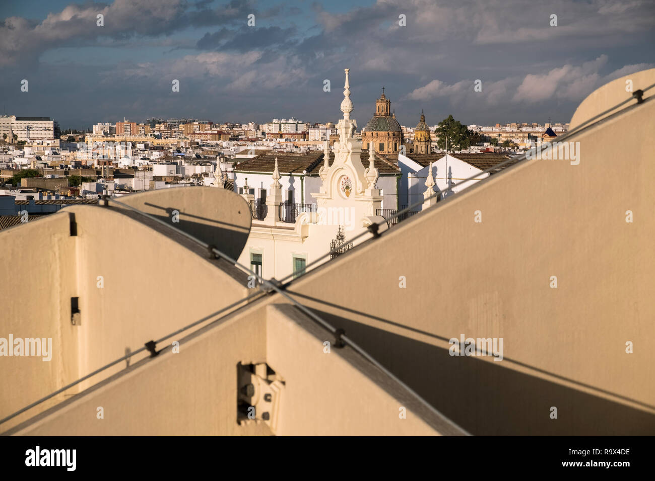 Le Metropol Parasol dans le vieux quartier historique de Séville, en Espagne, est une grande structure en forme de champignon en bois populaires auprès des touristes à la ville. Banque D'Images