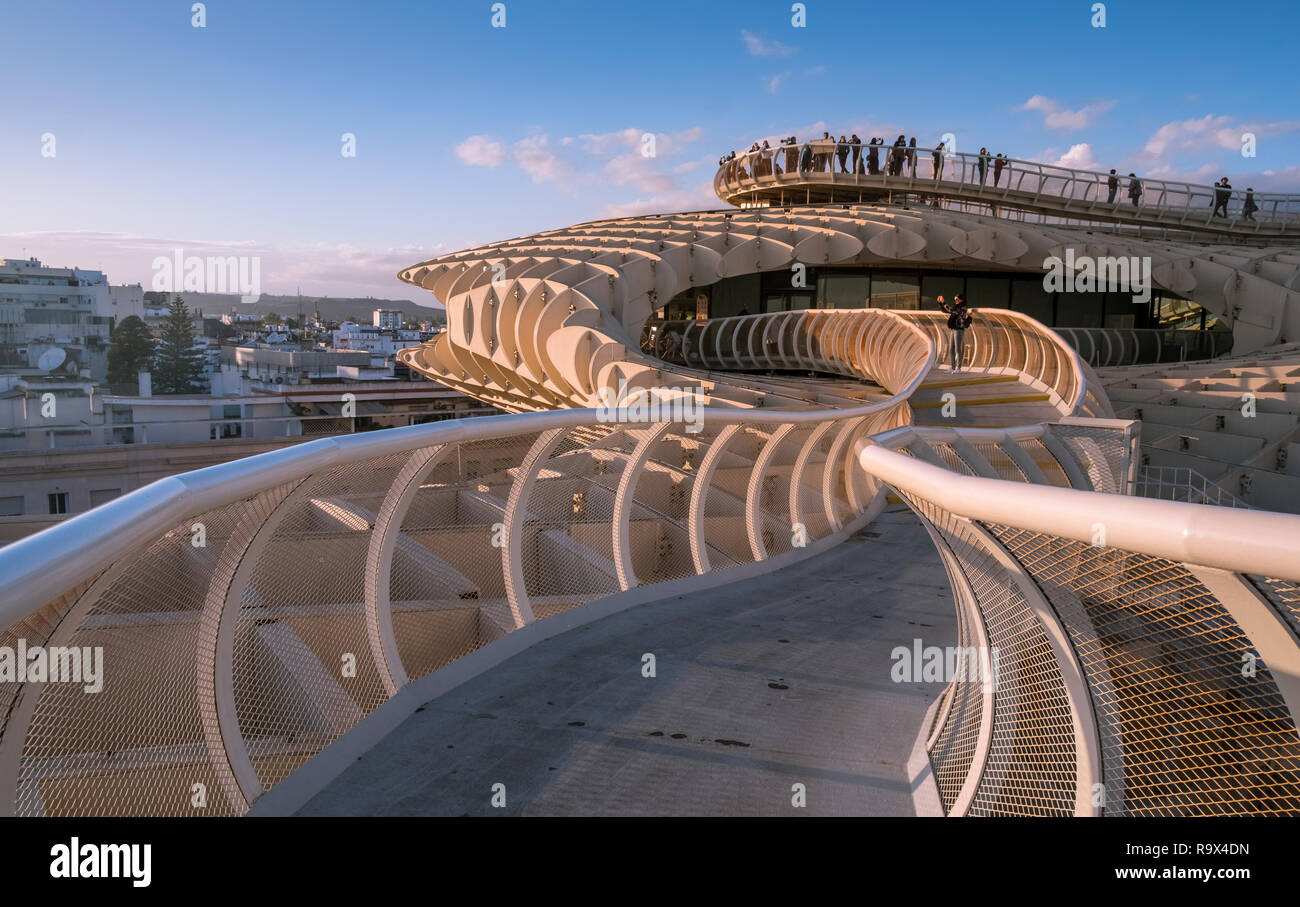 Le Metropol Parasol dans le vieux quartier historique de Séville, en Espagne, est une grande structure en forme de champignon en bois populaires auprès des touristes à la ville. Banque D'Images