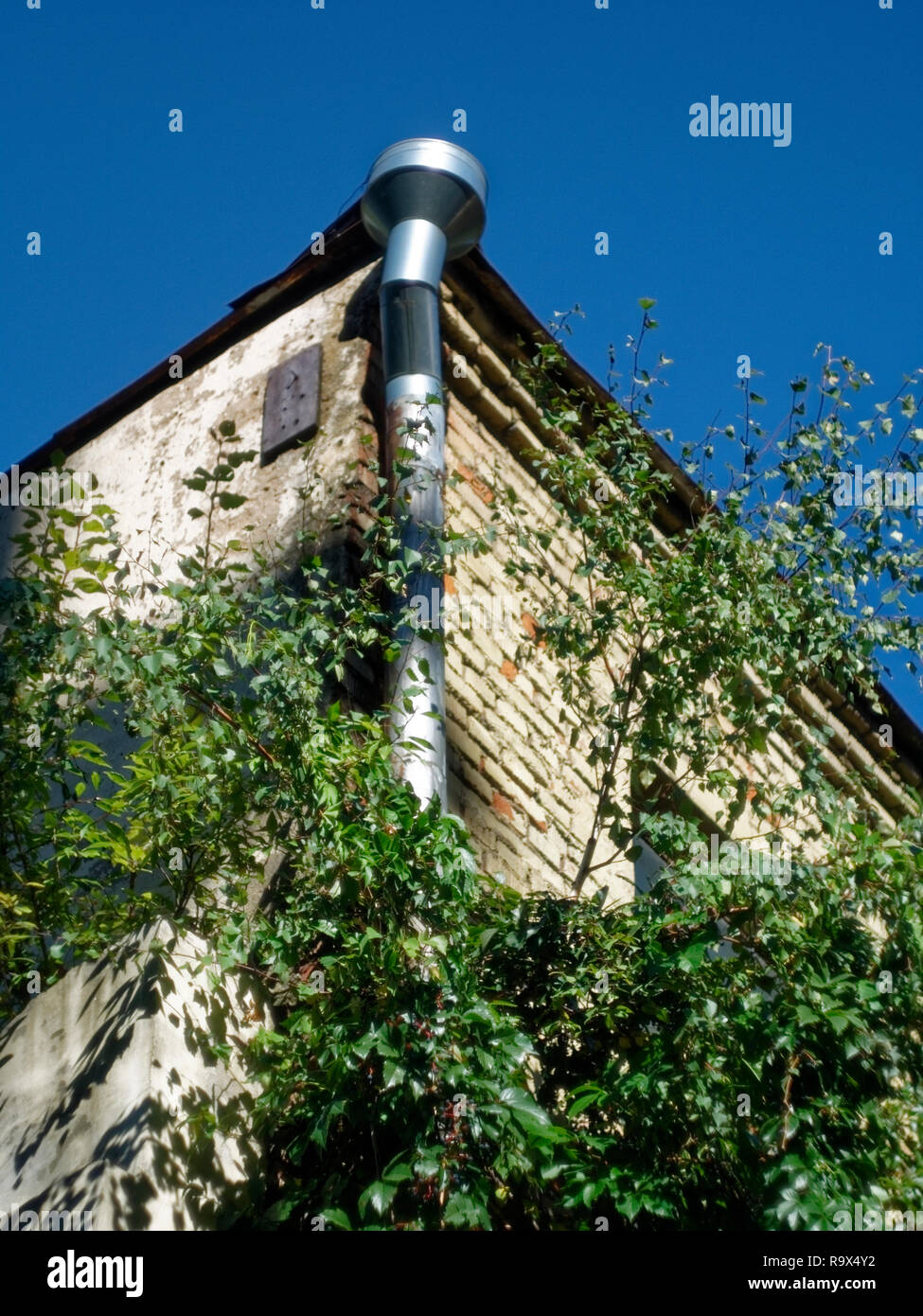 Vieille maison en brique en été dans la région de Moscou, Russie Banque D'Images