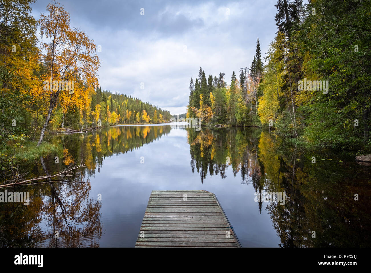Paysage d'automne avec lac idyllique et couleurs d'automne dans la journée dans le Parc National, Hossa, en Finlande. Banque D'Images
