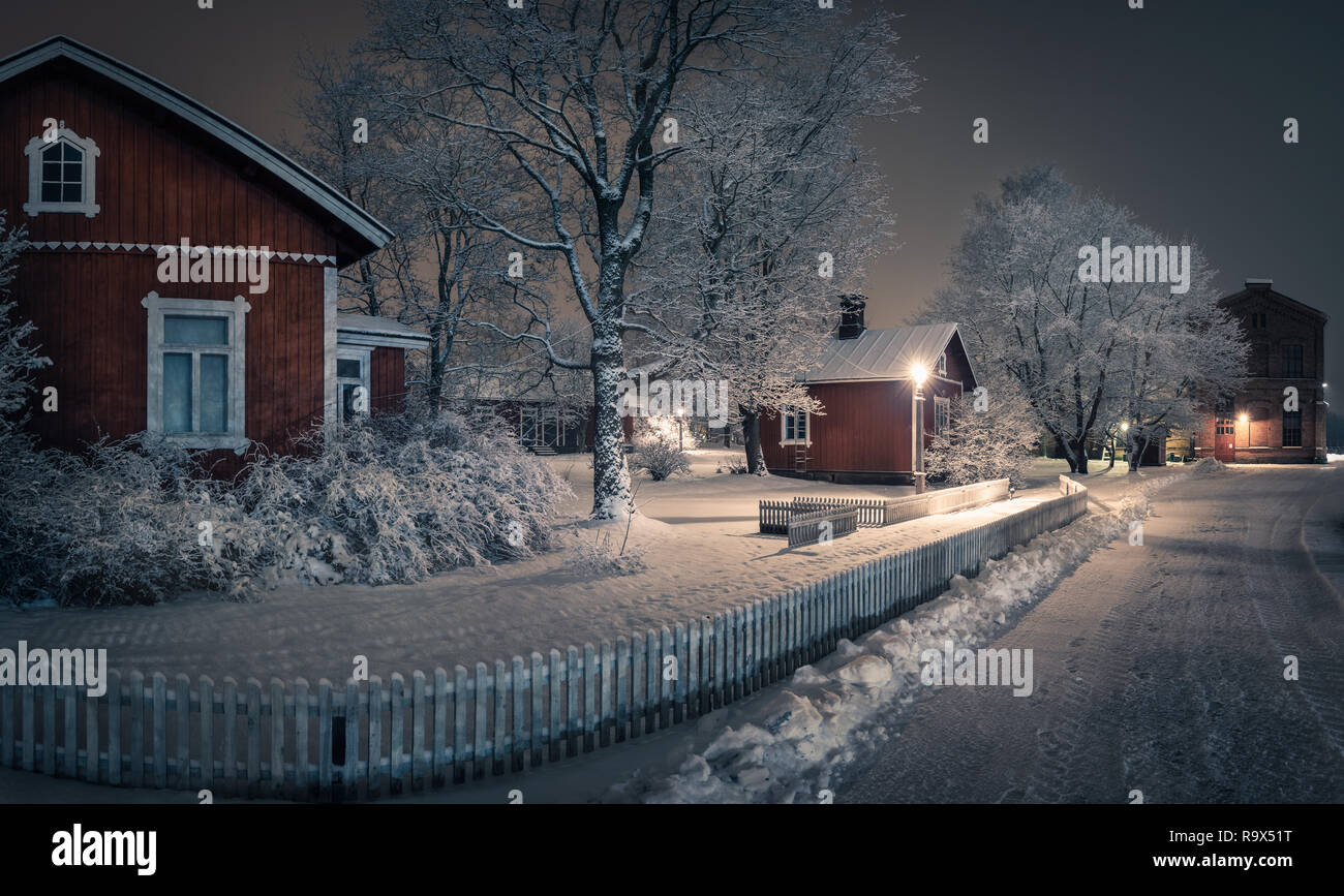 Parc public avec café confortable place et la neige a couvert des arbres à soirée d'hiver en Finlande. Lieu Cafe est ouvert uniquement en été. Banque D'Images