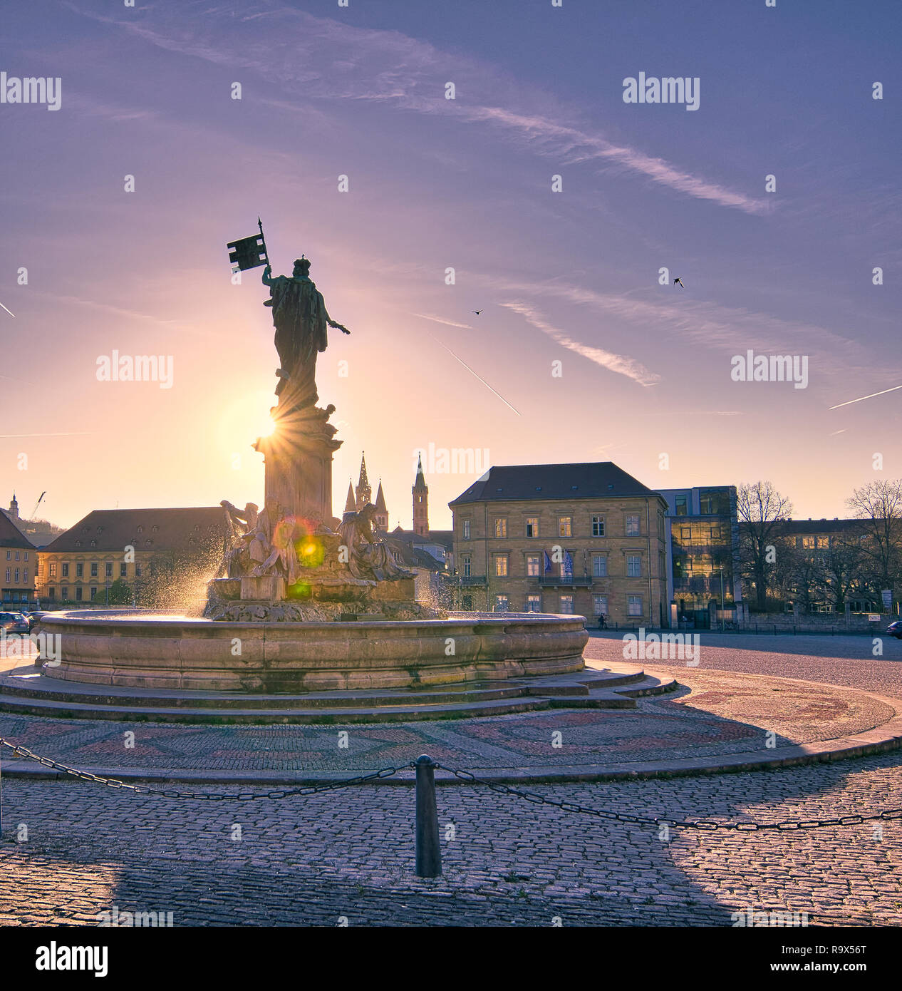 La statue fontaine en face de la résidence prince-évêque de Würzburg. Symbole de l'Etat libre la Bavière Franconie en Allemagne. Destination Voyage soleil de l'été Banque D'Images