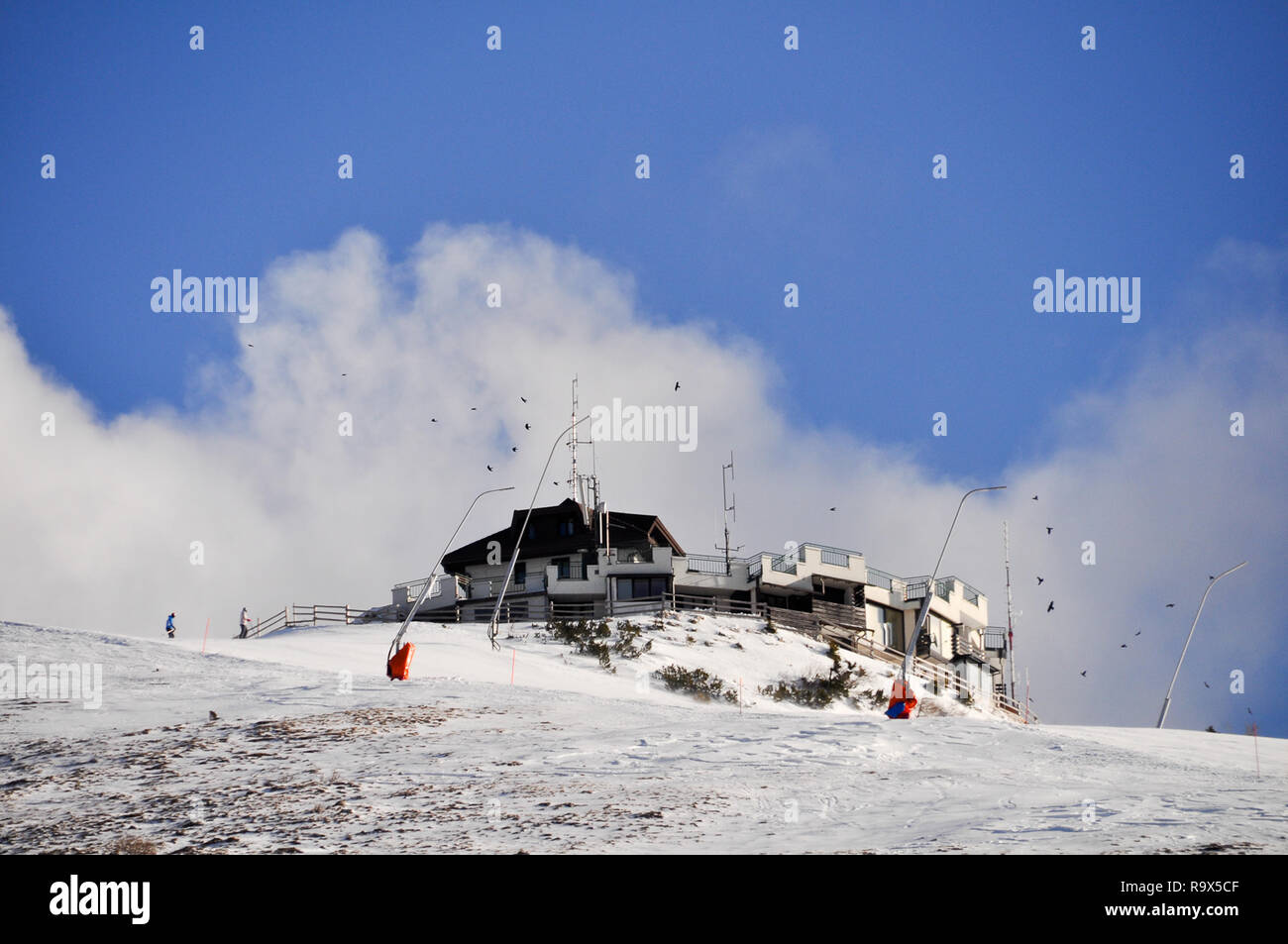 Station de Ski de Krvavec Mountain Alpine en Slovénie, l'hôtel sur le sommet de montagne sur piste de ski, le tourisme d'hiver concept Banque D'Images