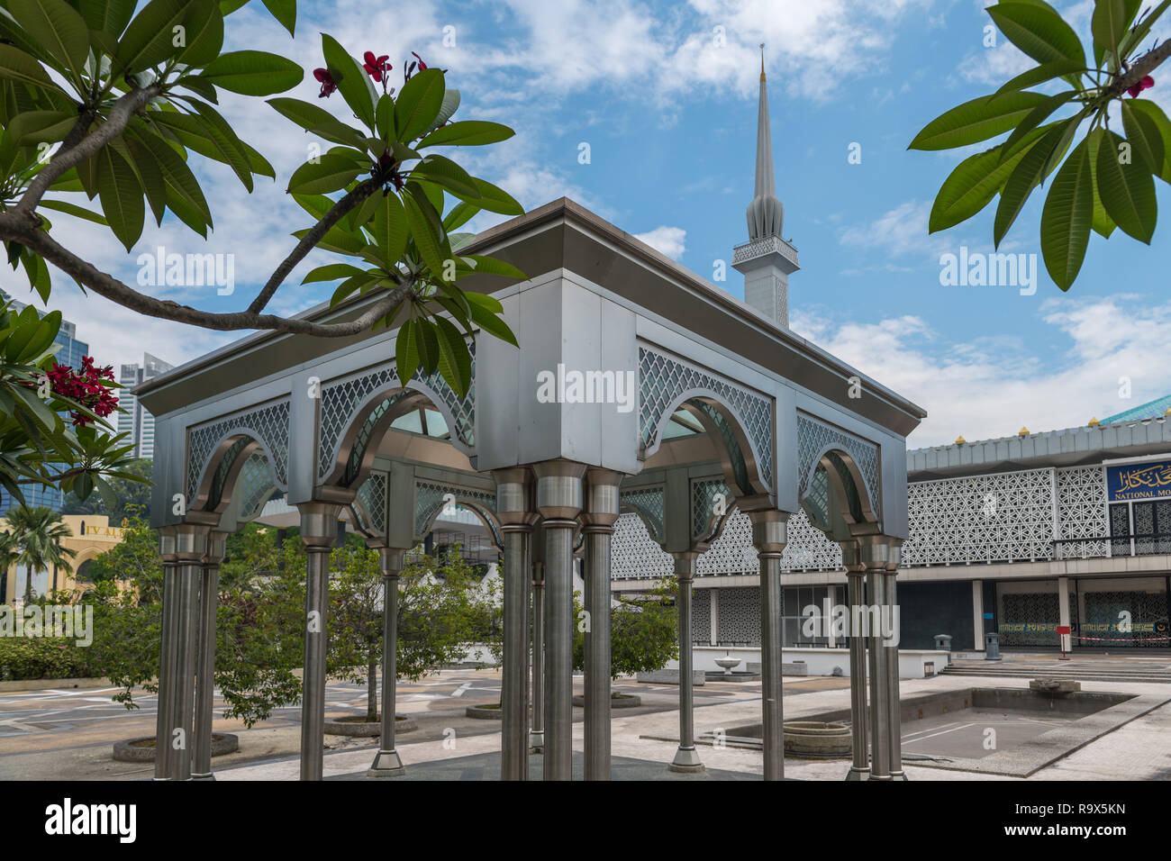 Vue de la mosquée nationale de Malaisie à Kuala Lumpur à partir de l'extérieur. Banque D'Images