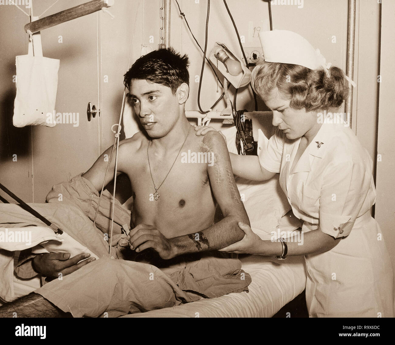 L'exercice d'épaule et le coude d'augmenter à la suite de fracture et Luxation de Humerous est donné par une armée au thérapeute d'un soldat Patient., 1940 - 1945 Banque D'Images