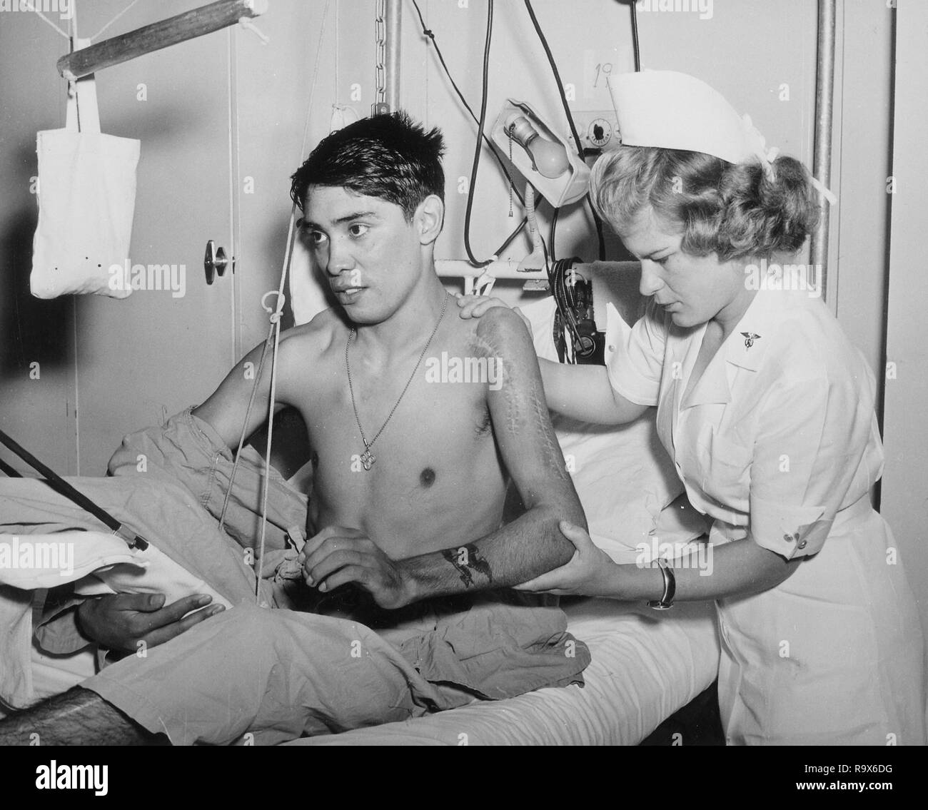 L'exercice d'épaule et le coude d'augmenter à la suite de fracture et Luxation de Humerous est donné par une armée au thérapeute d'un soldat Patient., 1940 - 1945 Banque D'Images