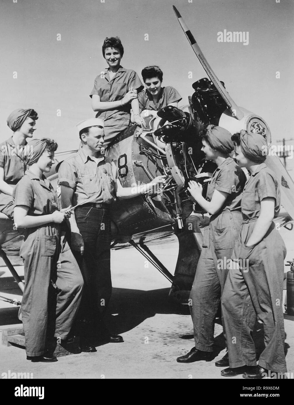 Un groupe de femmes se préparent à prendre plus de responsabilités d'entretien pour les aéronefs, 1940-1945 Banque D'Images