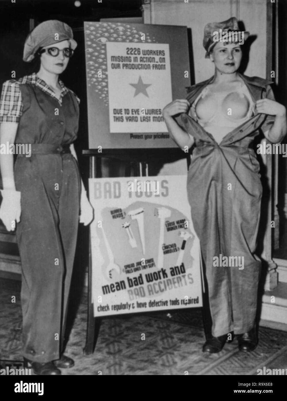 Une tenue de sécurité pour les travailleuses. L'uniforme à la gauche, avec le soutien-gorge "plastique" sur la droite, permet d'éviter les accidents du travail chez les travailleurs de guerre féminin. Los Angeles, Californie. Acme, ca. 1943 Banque D'Images