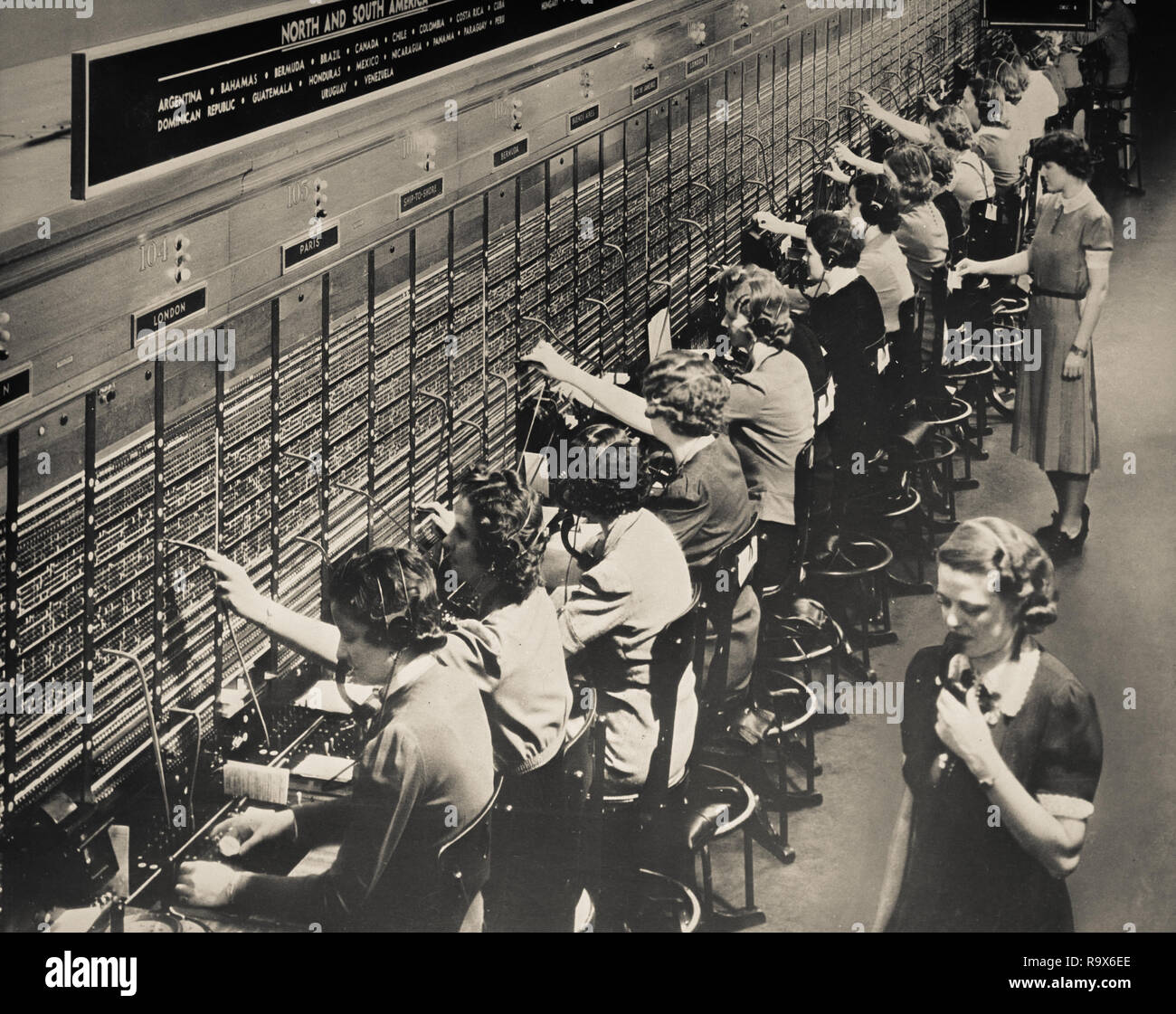 Un standard téléphonique système Bell où sont traités les appels outre-mer. Pas tous les services indiqués sont disponibles pendant la guerre. Décembre 22,1943 Banque D'Images